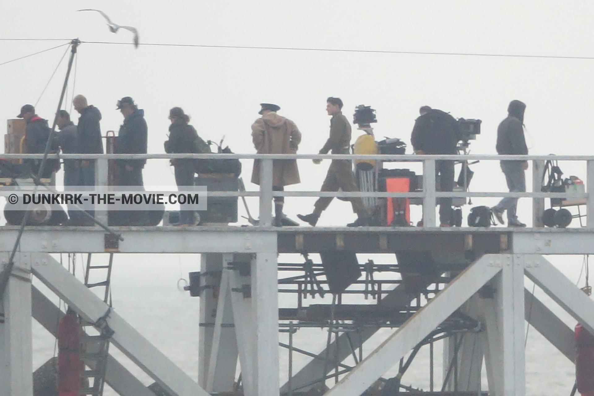 Photo avec acteur, caméra IMAX, ciel gris, figurants, jetée EST, équipe technique,  des dessous du Film Dunkerque de Nolan