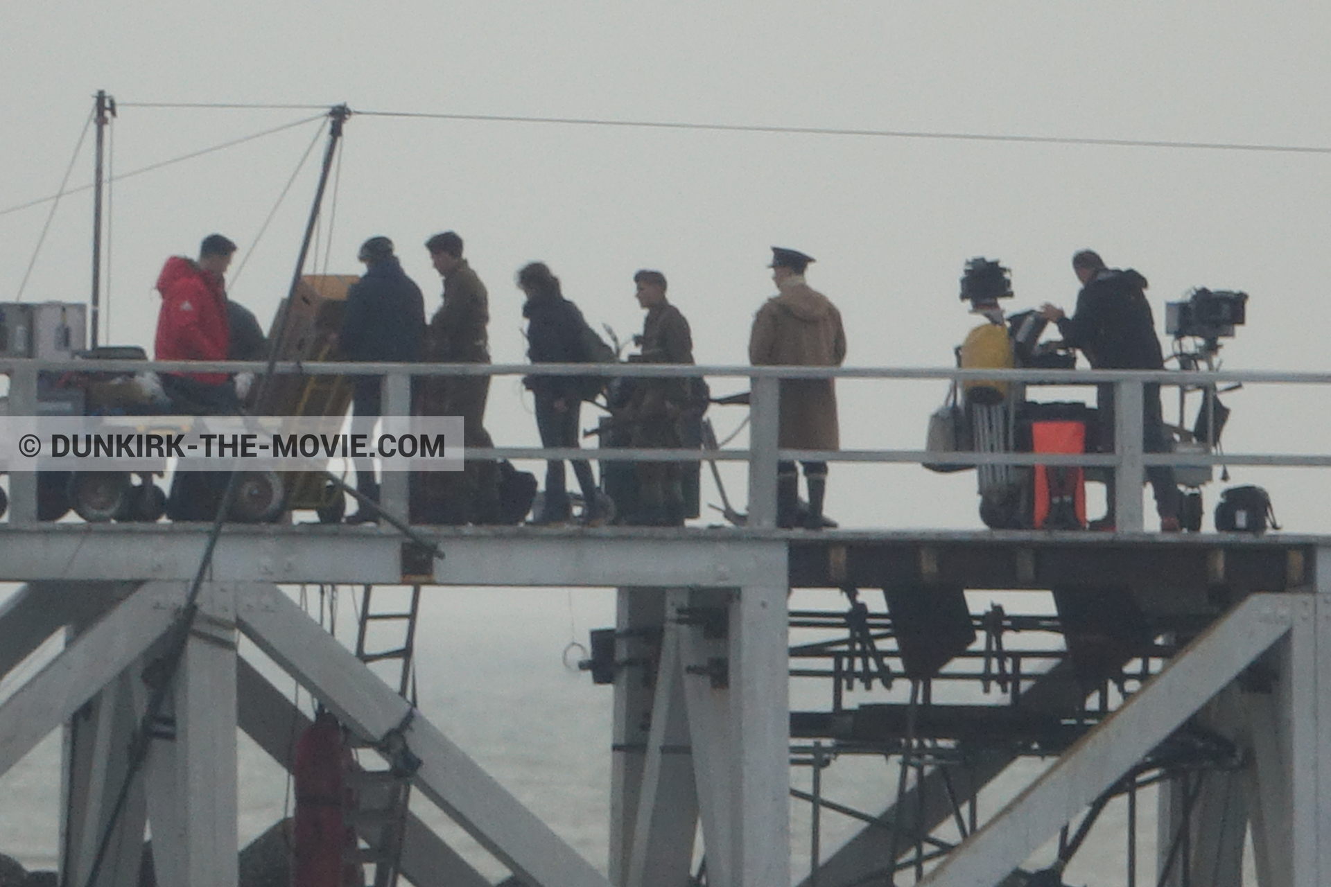Photo avec caméra IMAX, ciel gris, figurants, jetée EST, équipe technique,  des dessous du Film Dunkerque de Nolan