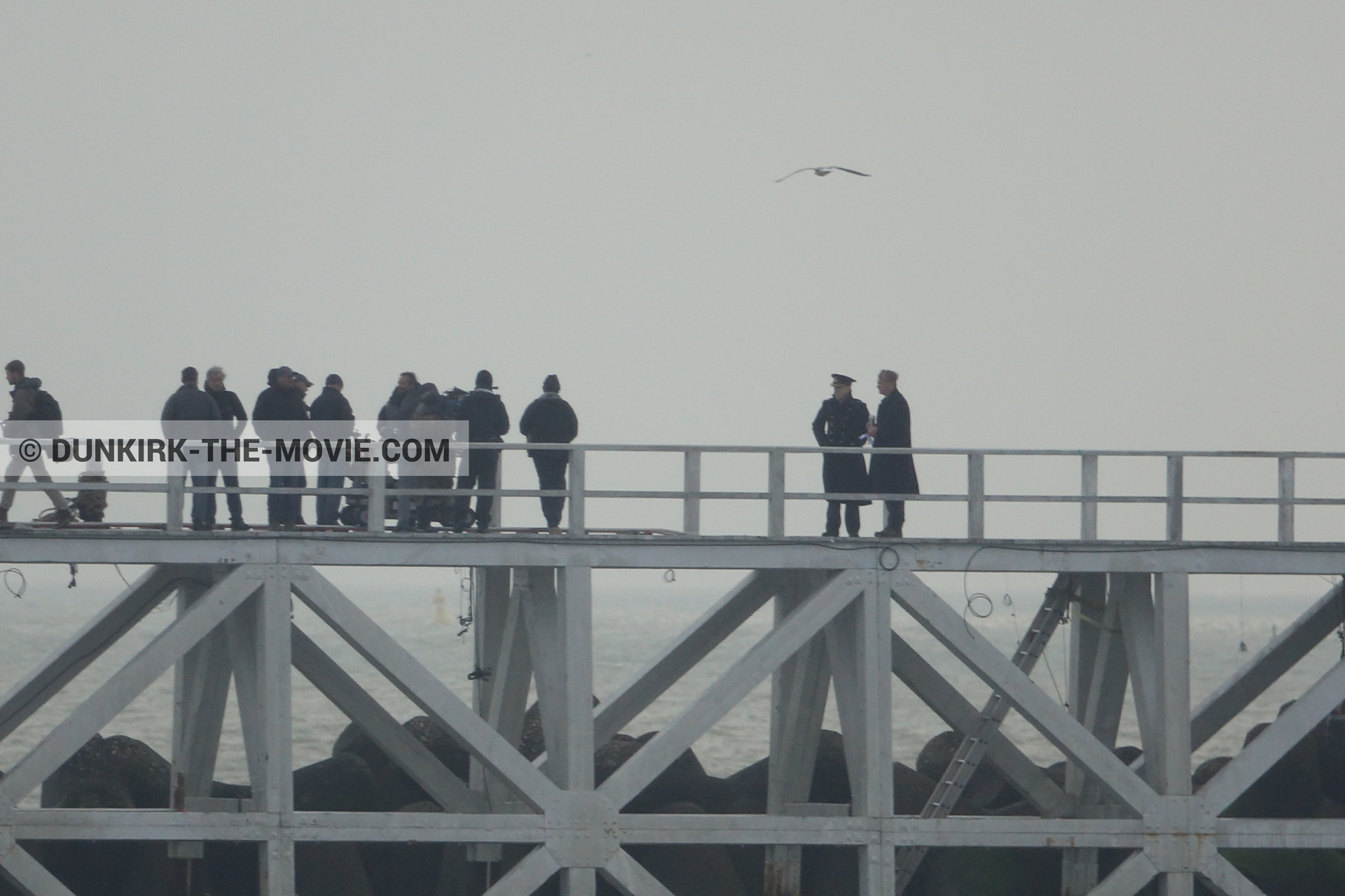 Photo avec acteur, ciel gris, jetée EST, Kenneth Branagh, Christopher Nolan, équipe technique, Nilo Otero,  des dessous du Film Dunkerque de Nolan