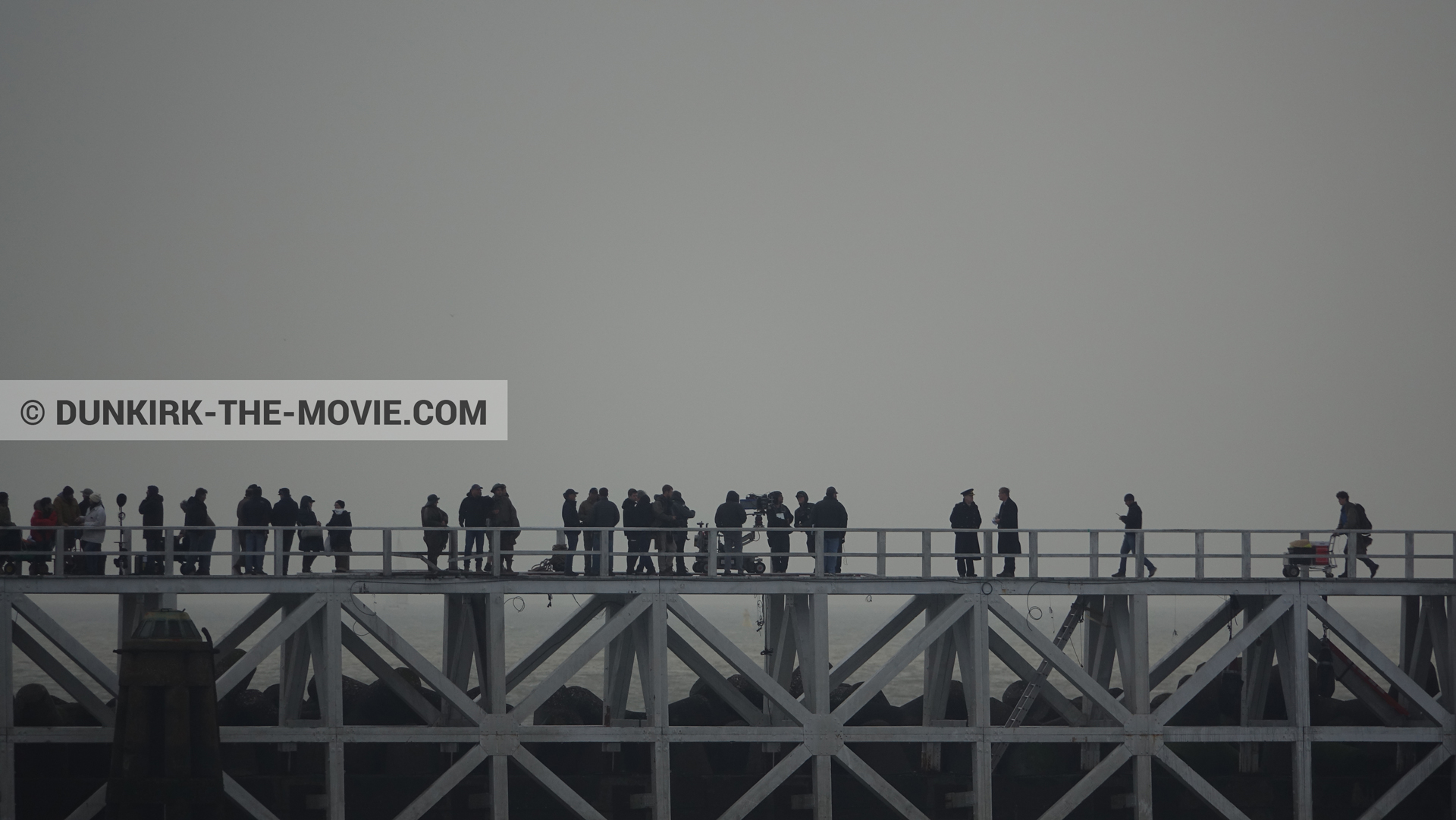 Photo avec ciel gris, jetée EST, équipe technique, Nilo Otero,  des dessous du Film Dunkerque de Nolan