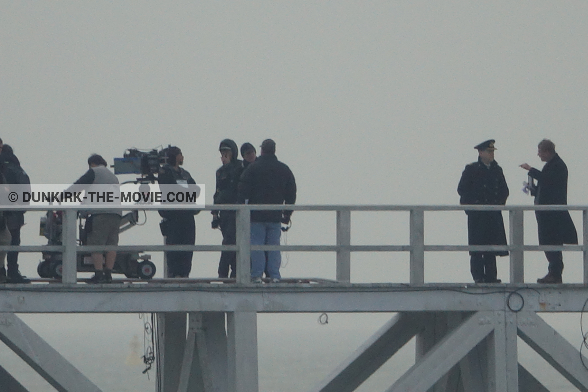 Photo avec acteur, équipe technique, ciel gris, jetée EST, Christopher Nolan, caméra IMAX,  des dessous du Film Dunkerque de Nolan