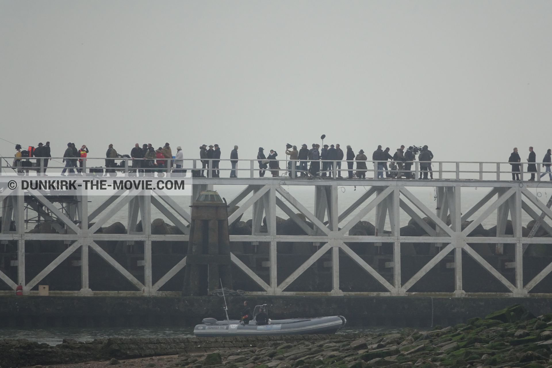 Photo avec ciel gris, jetée EST, équipe technique, zodiac, Nilo Otero,  des dessous du Film Dunkerque de Nolan