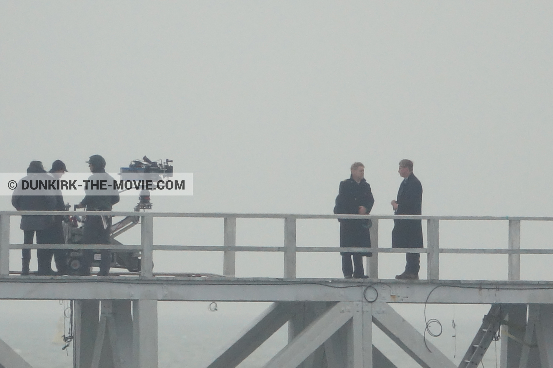 Fotos con cámara IMAX, cielo gris, muelle del ESTE, Kenneth Branagh, Christopher Nolan, equipo técnica,  durante el rodaje de la película Dunkerque de Nolan