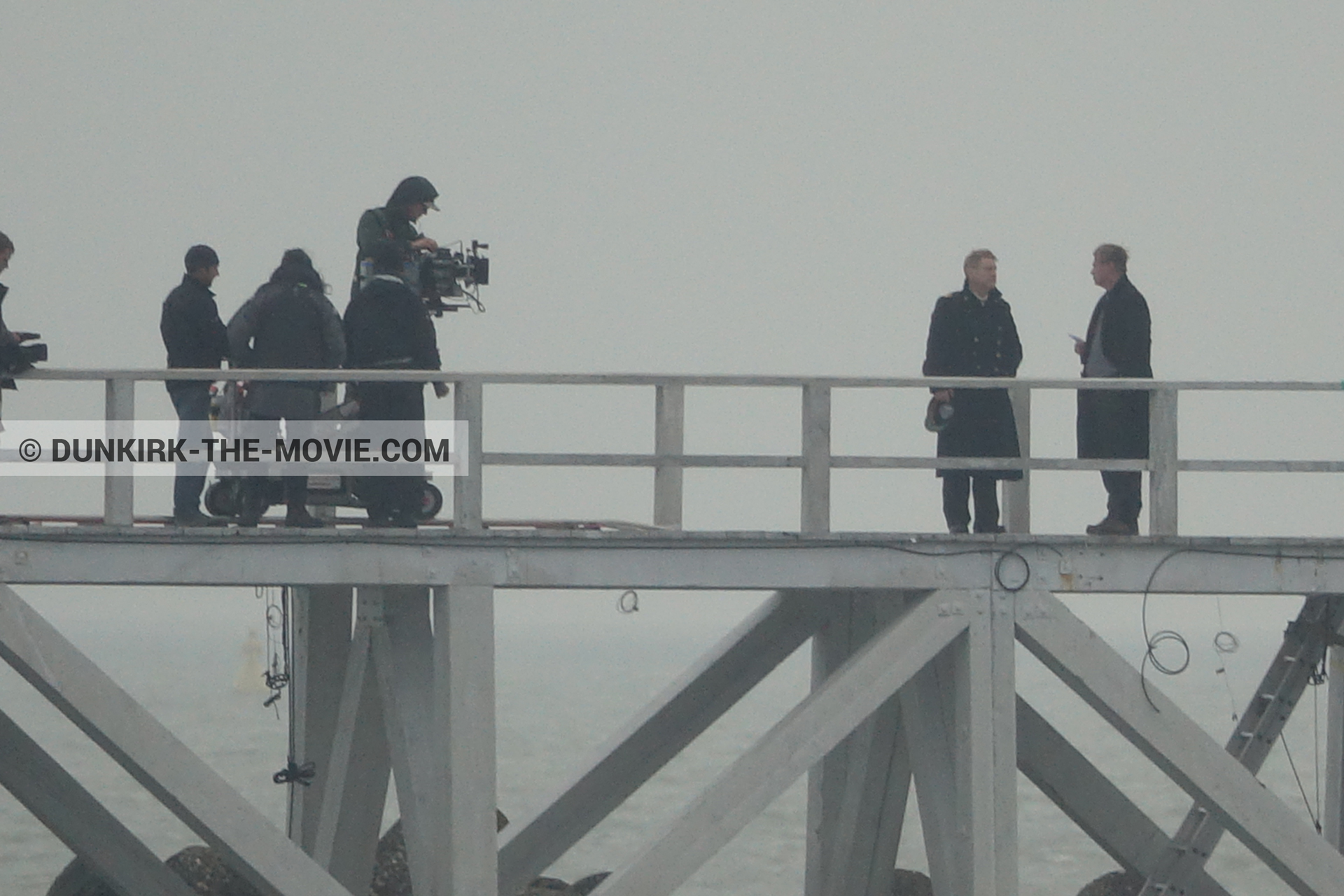 Photo avec camÃ©ra IMAX, ciel gris, Hoyte van Hoytema, jetÃ©e EST, Kenneth Branagh, Christopher Nolan, Ã©quipe technique,  des dessous du Film Dunkerque de Nolan