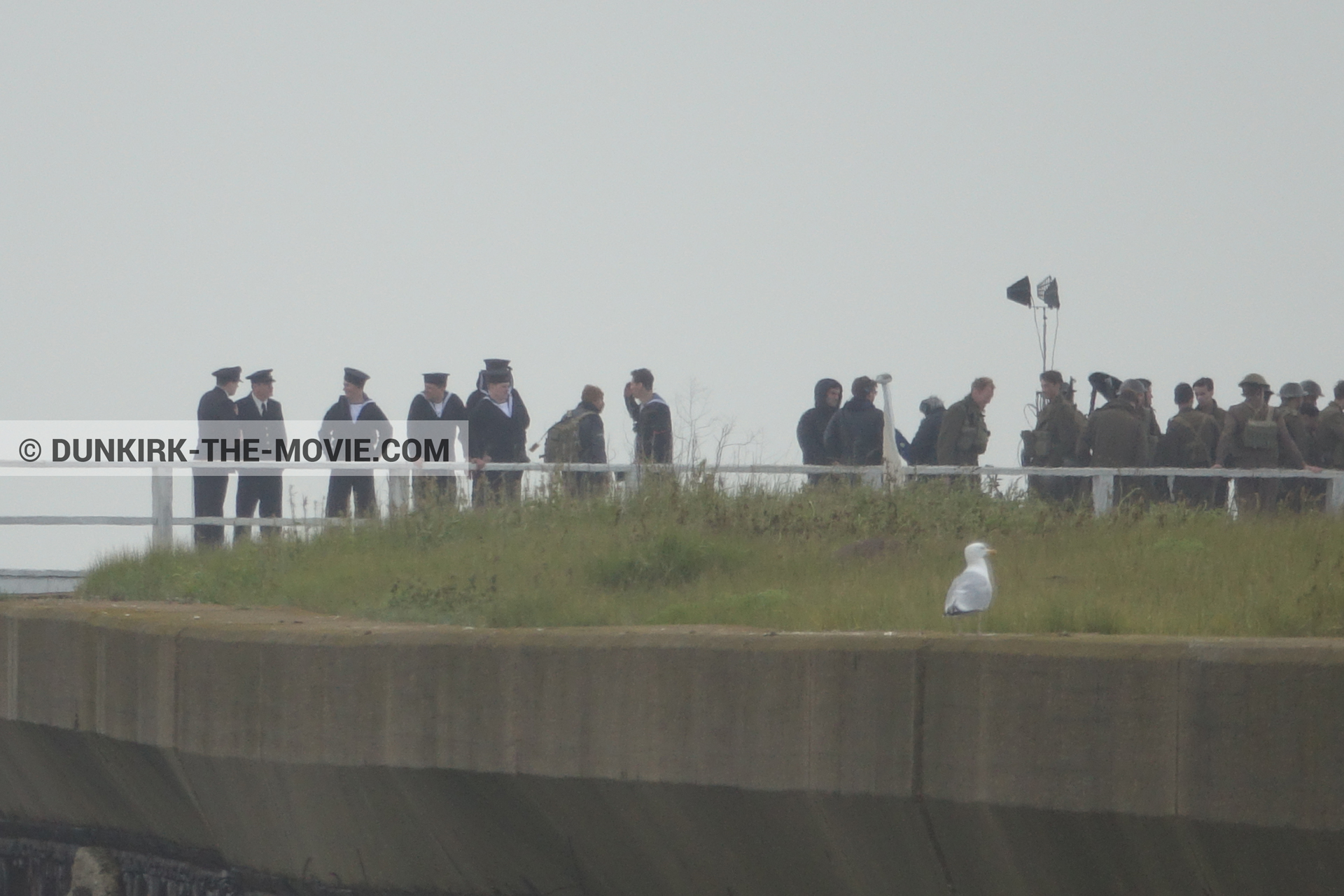 Photo avec ciel gris, figurants, jetÃ©e EST, Ã©quipe technique,  des dessous du Film Dunkerque de Nolan