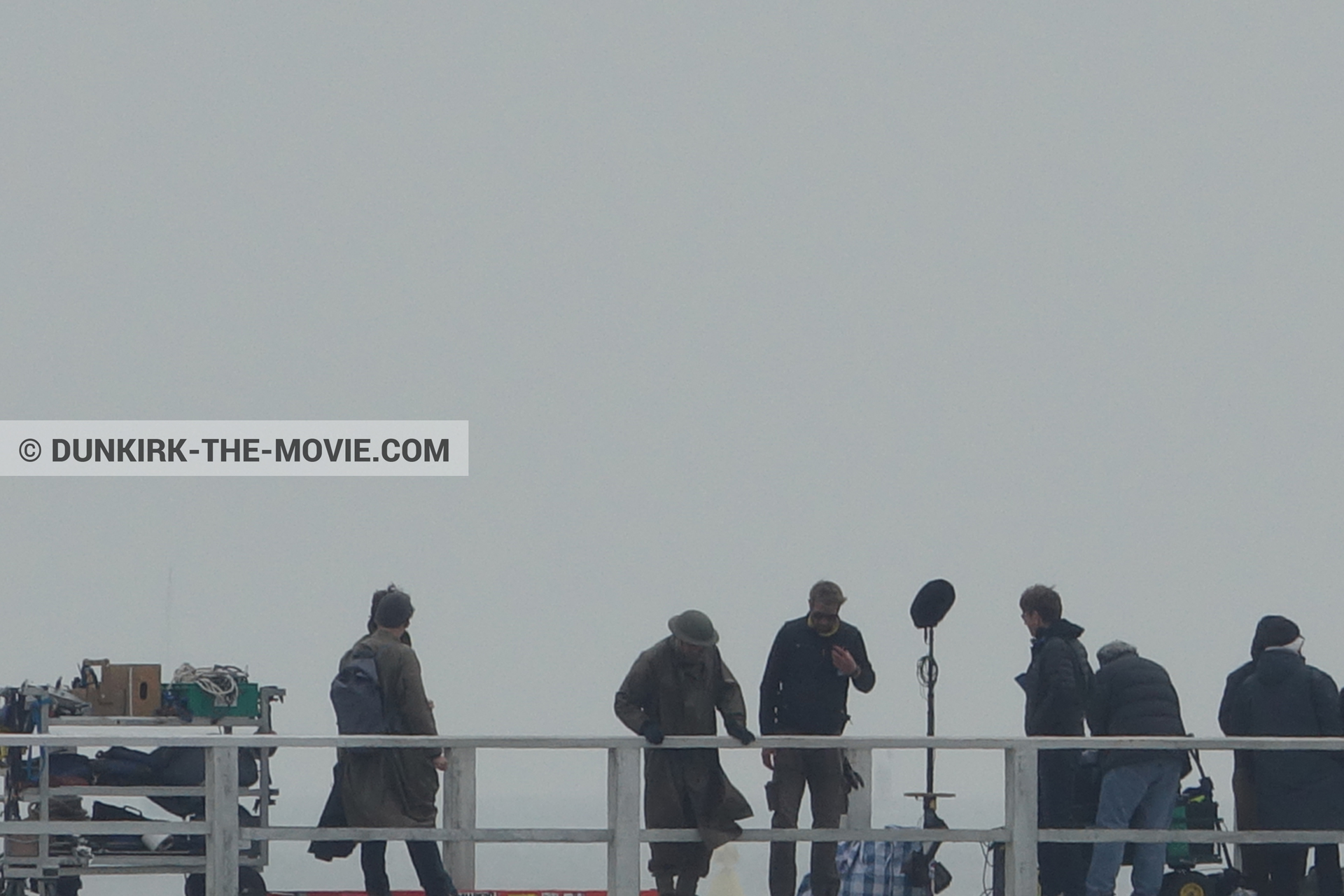 Photo avec ciel gris, figurants, jetée EST, équipe technique,  des dessous du Film Dunkerque de Nolan