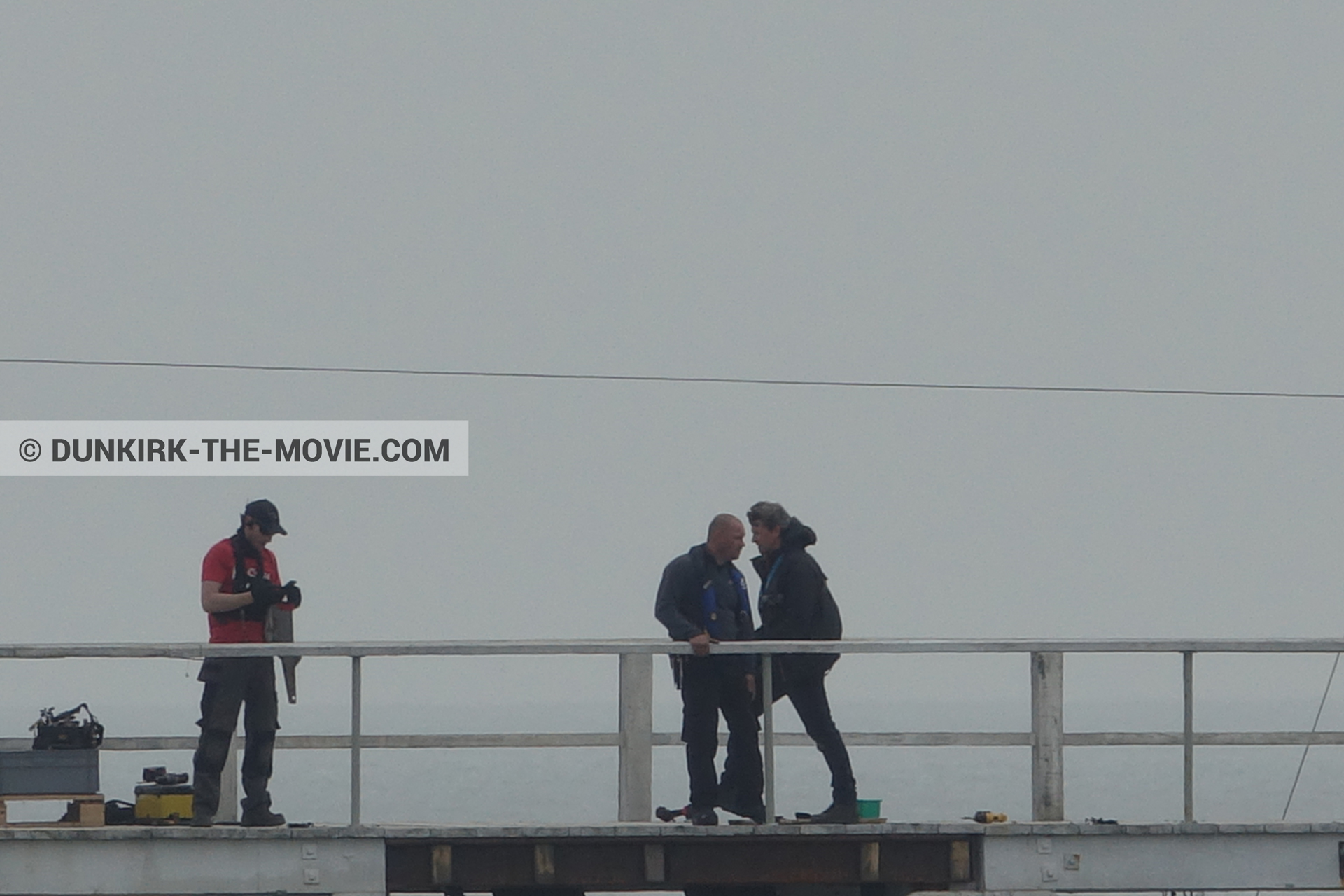 Fotos con cielo gris, muelle del ESTE, equipo técnica,  durante el rodaje de la película Dunkerque de Nolan