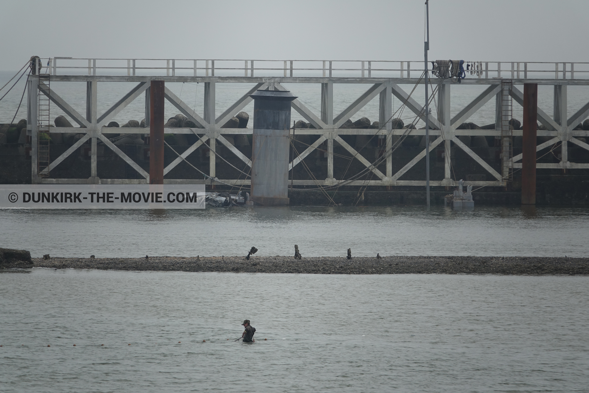 Photo avec dÃ©cor, jetÃ©e EST,  des dessous du Film Dunkerque de Nolan