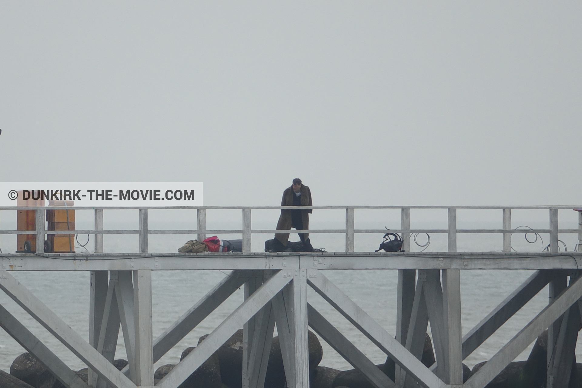 Photo avec ciel gris, jetÃ©e EST, Ã©quipe technique,  des dessous du Film Dunkerque de Nolan