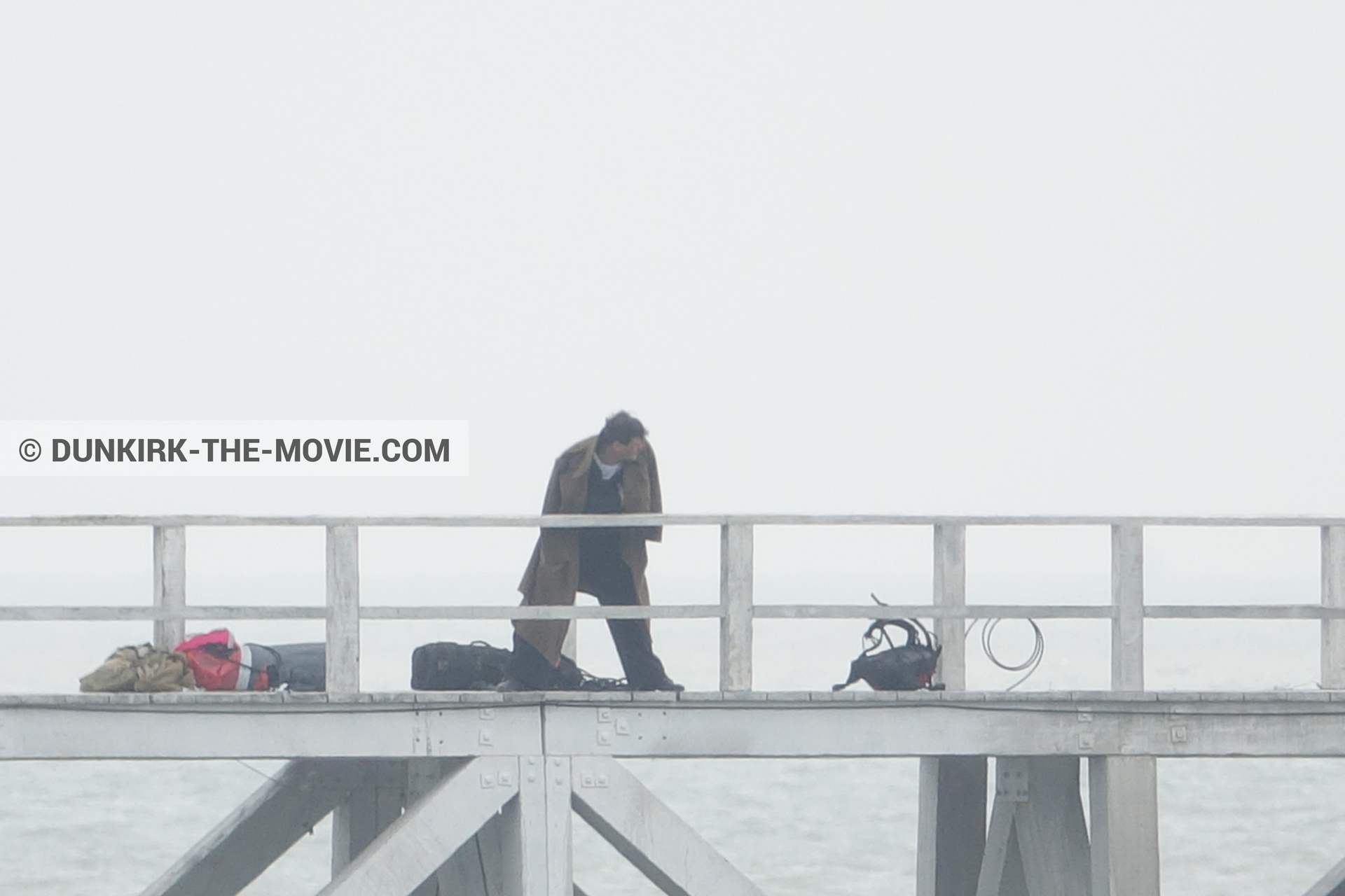 Photo avec ciel gris, jetée EST, équipe technique,  des dessous du Film Dunkerque de Nolan