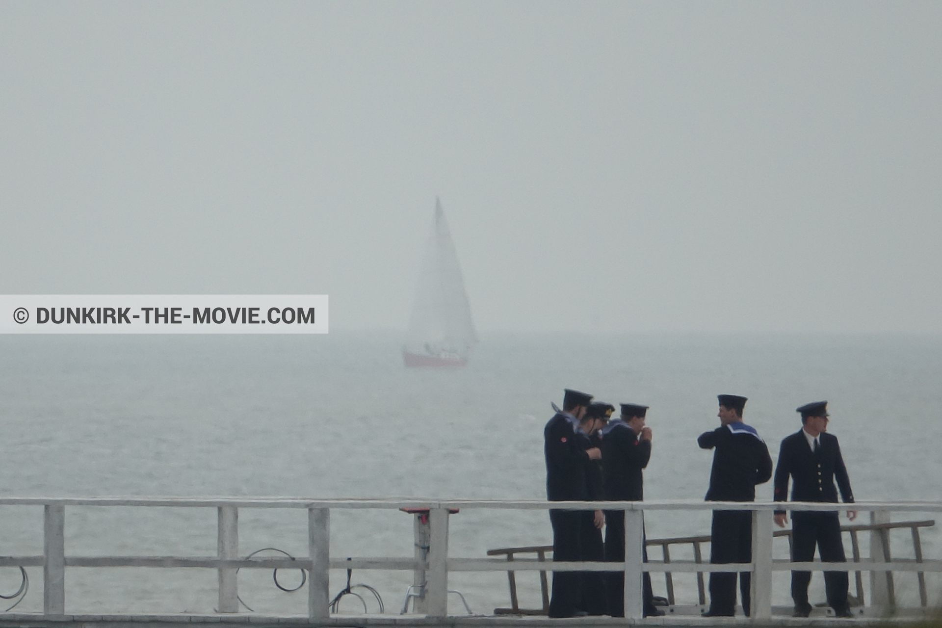 Photo avec ciel gris, figurants, jetÃ©e EST,  des dessous du Film Dunkerque de Nolan