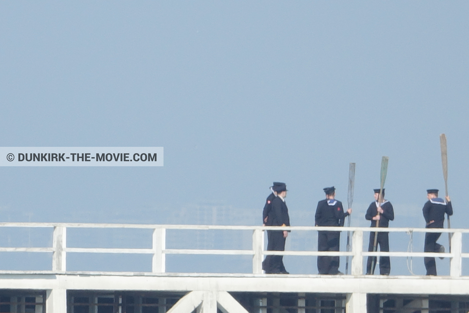 Fotos con cielo azul, extras, muelle del ESTE,  durante el rodaje de la película Dunkerque de Nolan