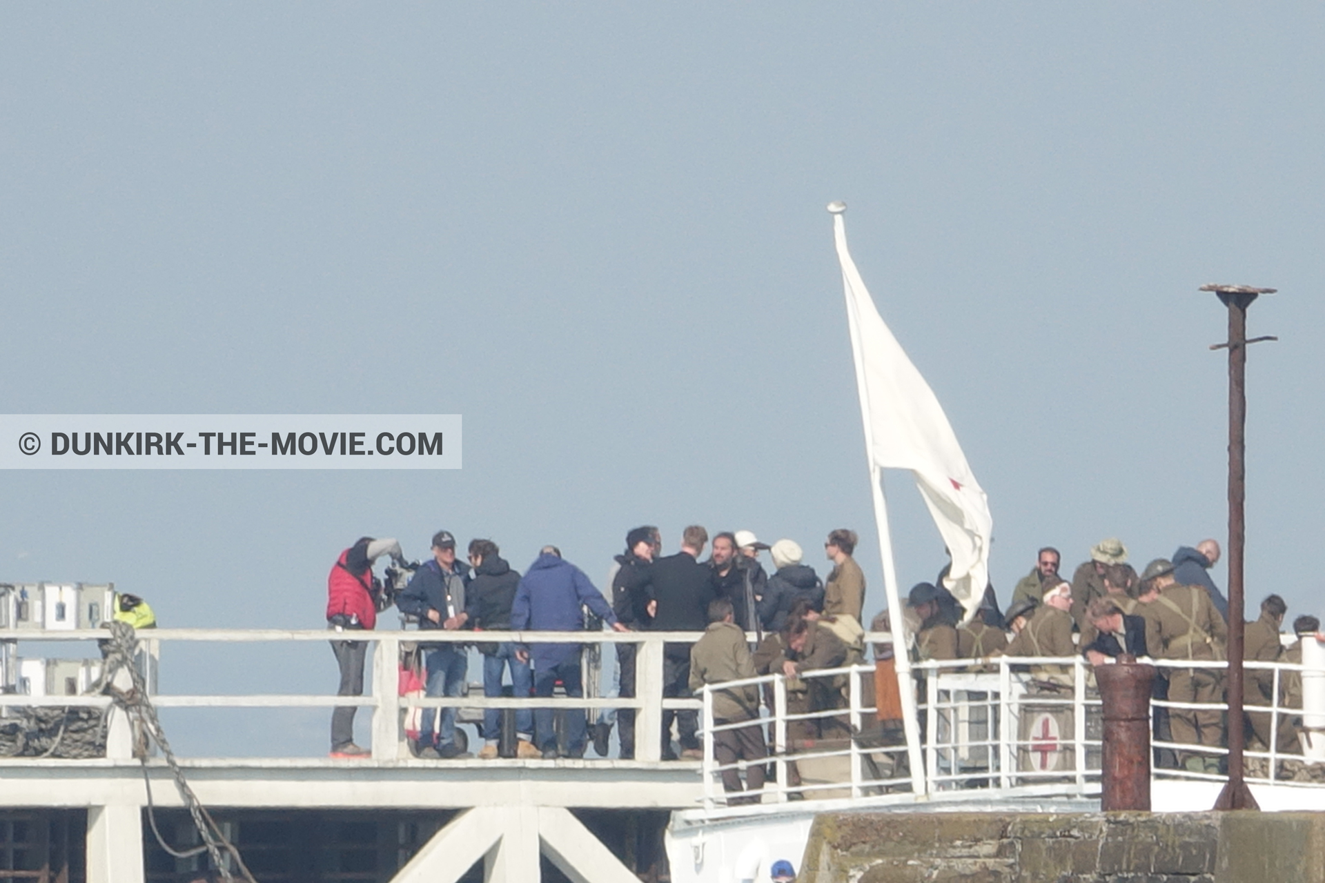 Fotos con extras, Hoyte van Hoytema, muelle del ESTE, Christopher Nolan, equipo técnica, M/S Rogaland,  durante el rodaje de la película Dunkerque de Nolan