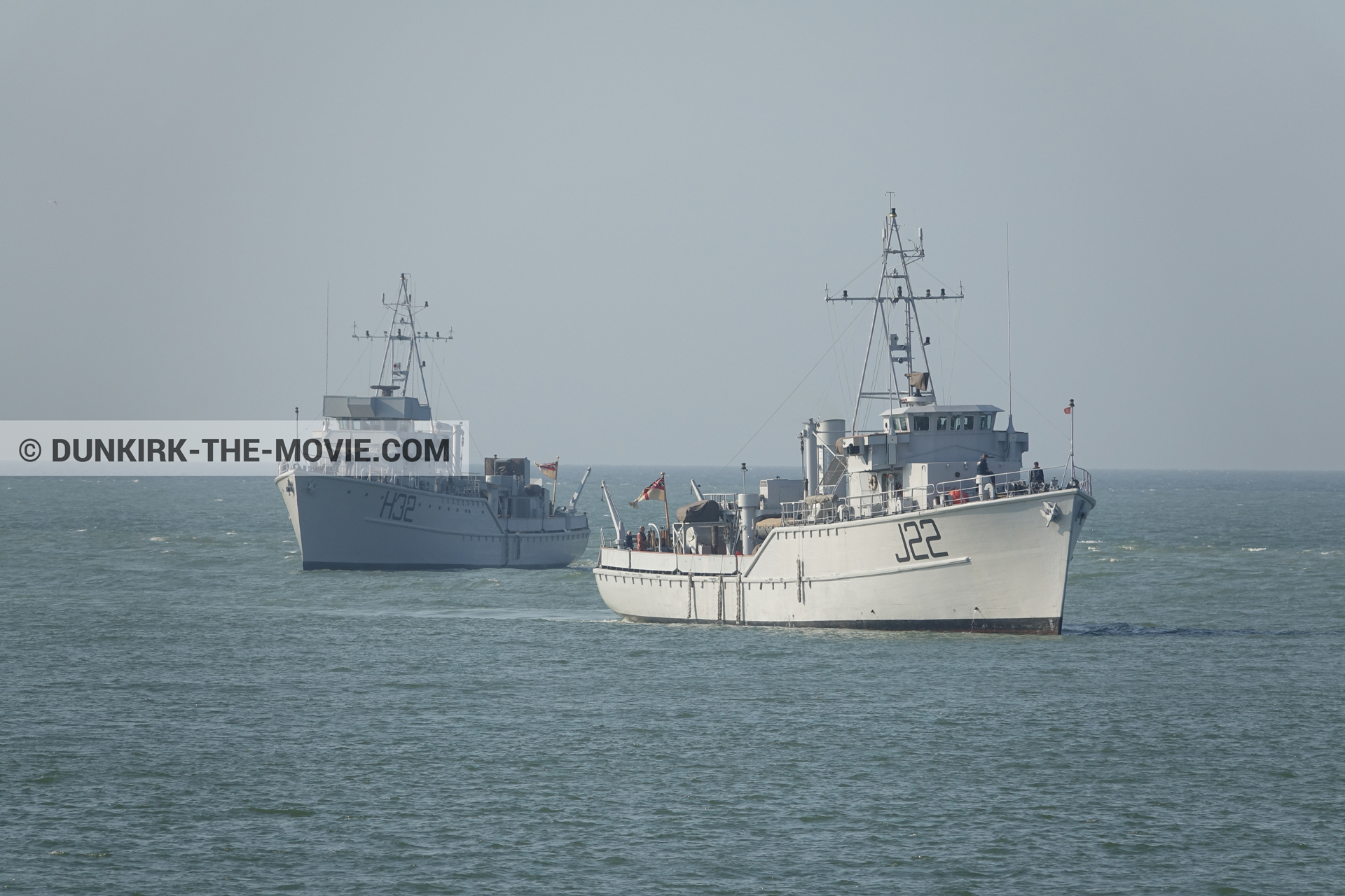 Photo avec ciel gris, H32 - Hr.Ms. Sittard, J22 -Hr.Ms. Naaldwijk, mer calme,  des dessous du Film Dunkerque de Nolan