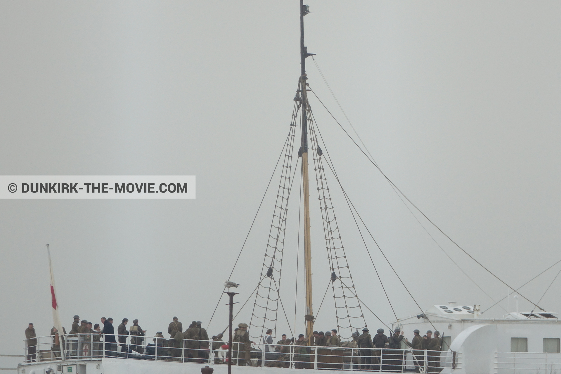 Photo avec ciel gris, figurants, jetÃ©e EST, Ã©quipe technique, M/S Rogaland,  des dessous du Film Dunkerque de Nolan