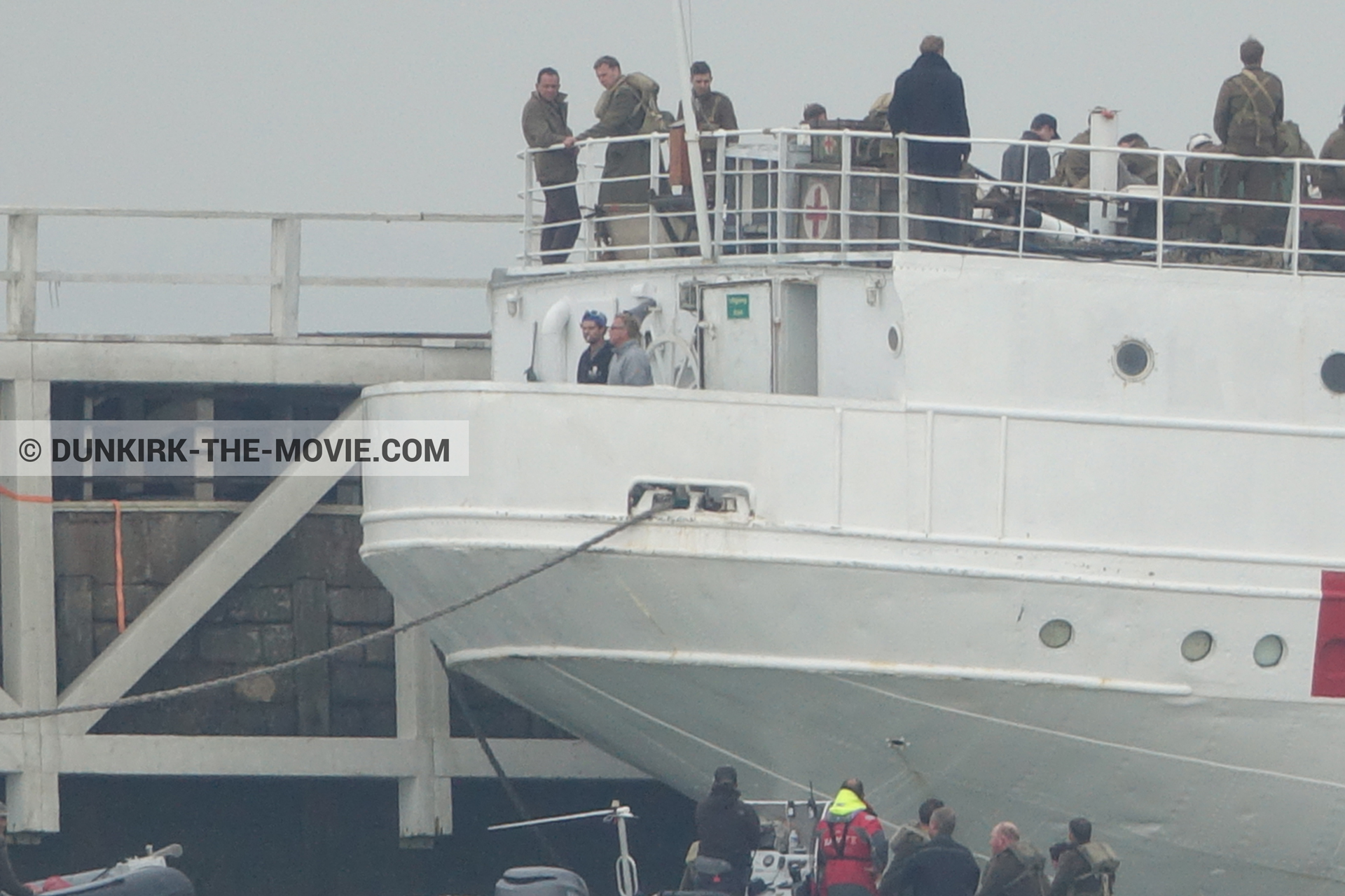 Fotos con cielo gris, extras, muelle del ESTE, equipo técnica, zodiaco, M/S Rogaland,  durante el rodaje de la película Dunkerque de Nolan