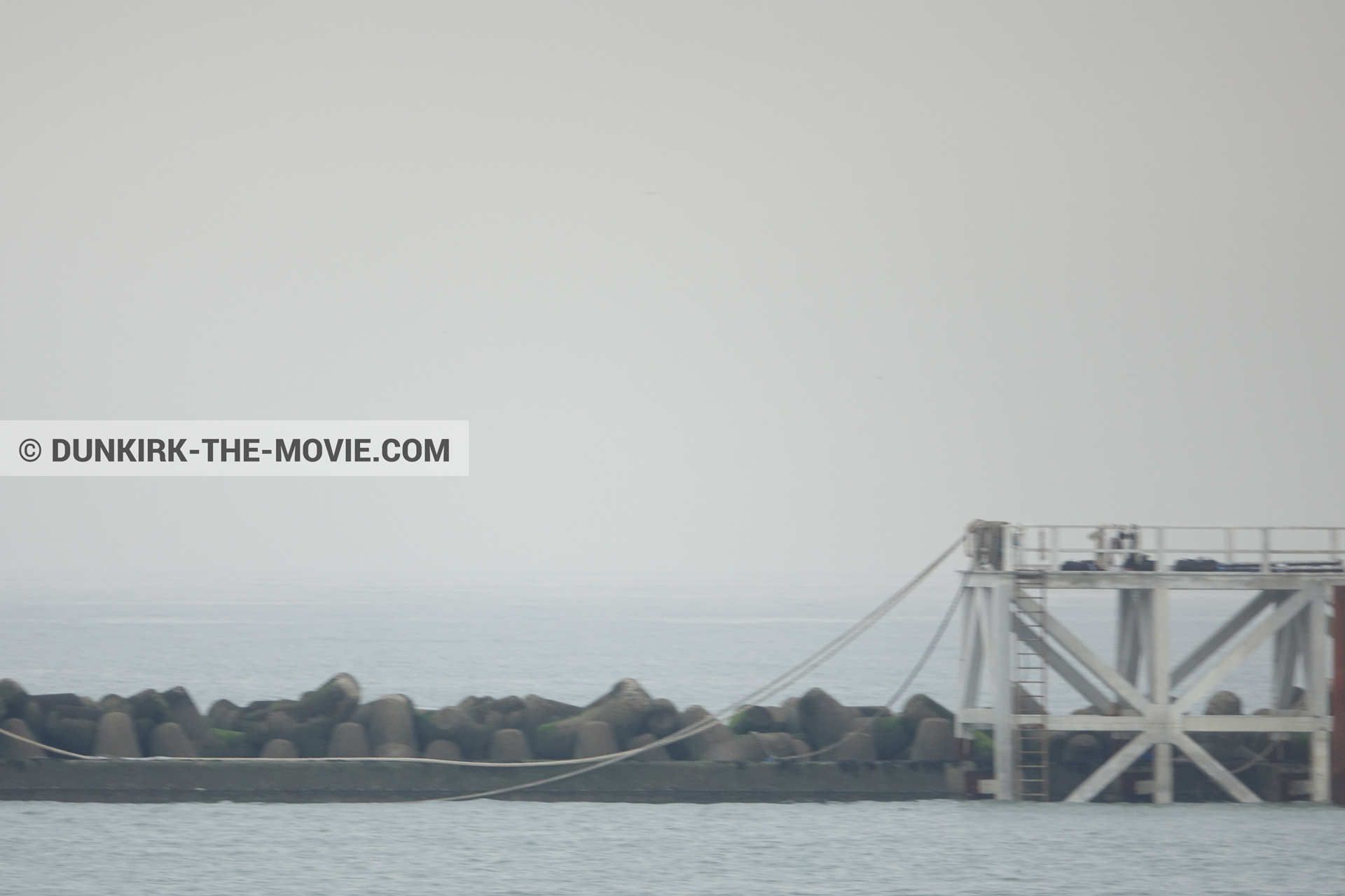 Fotos con cielo gris, muelle del ESTE, mares calma,  durante el rodaje de la película Dunkerque de Nolan