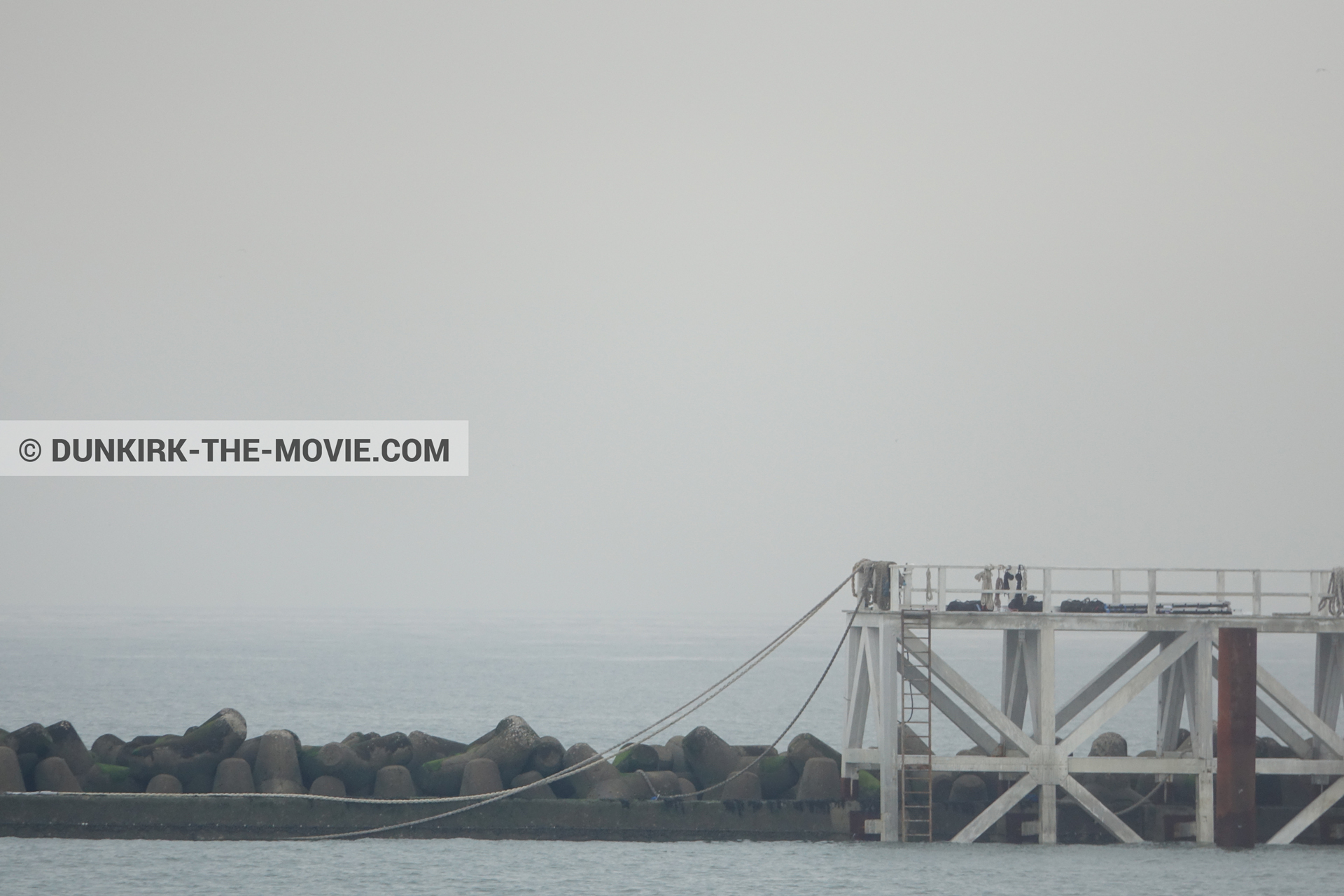 Photo avec ciel gris, jetÃ©e EST, mer calme,  des dessous du Film Dunkerque de Nolan