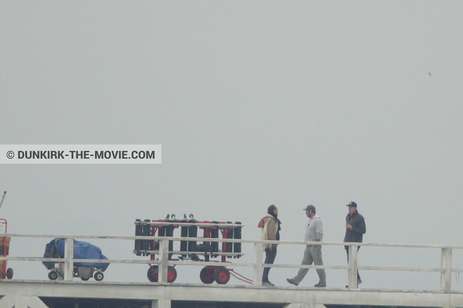 Photo avec ciel gris, équipe technique,  des dessous du Film Dunkerque de Nolan