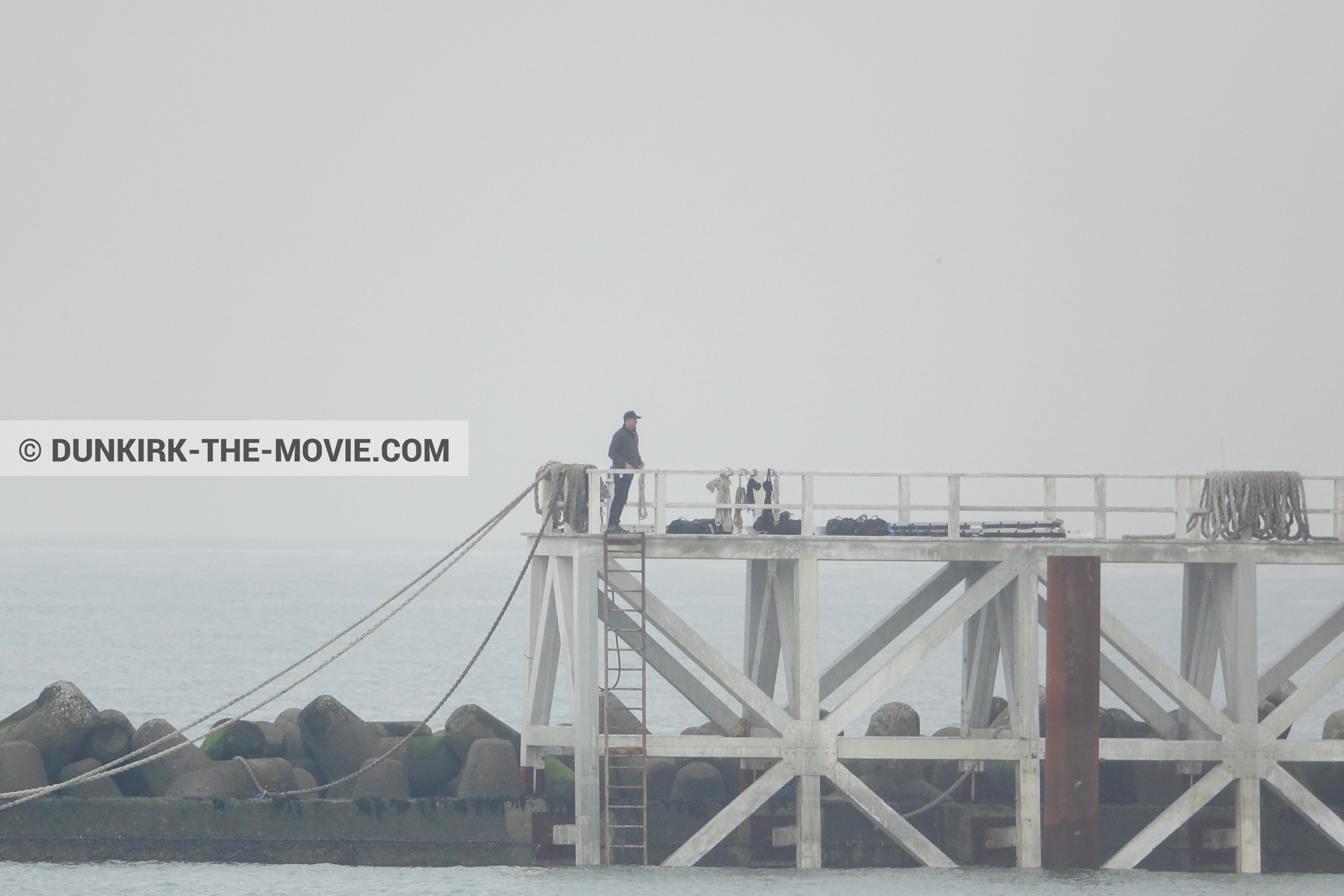 Photo avec ciel gris, jetée EST, équipe technique,  des dessous du Film Dunkerque de Nolan