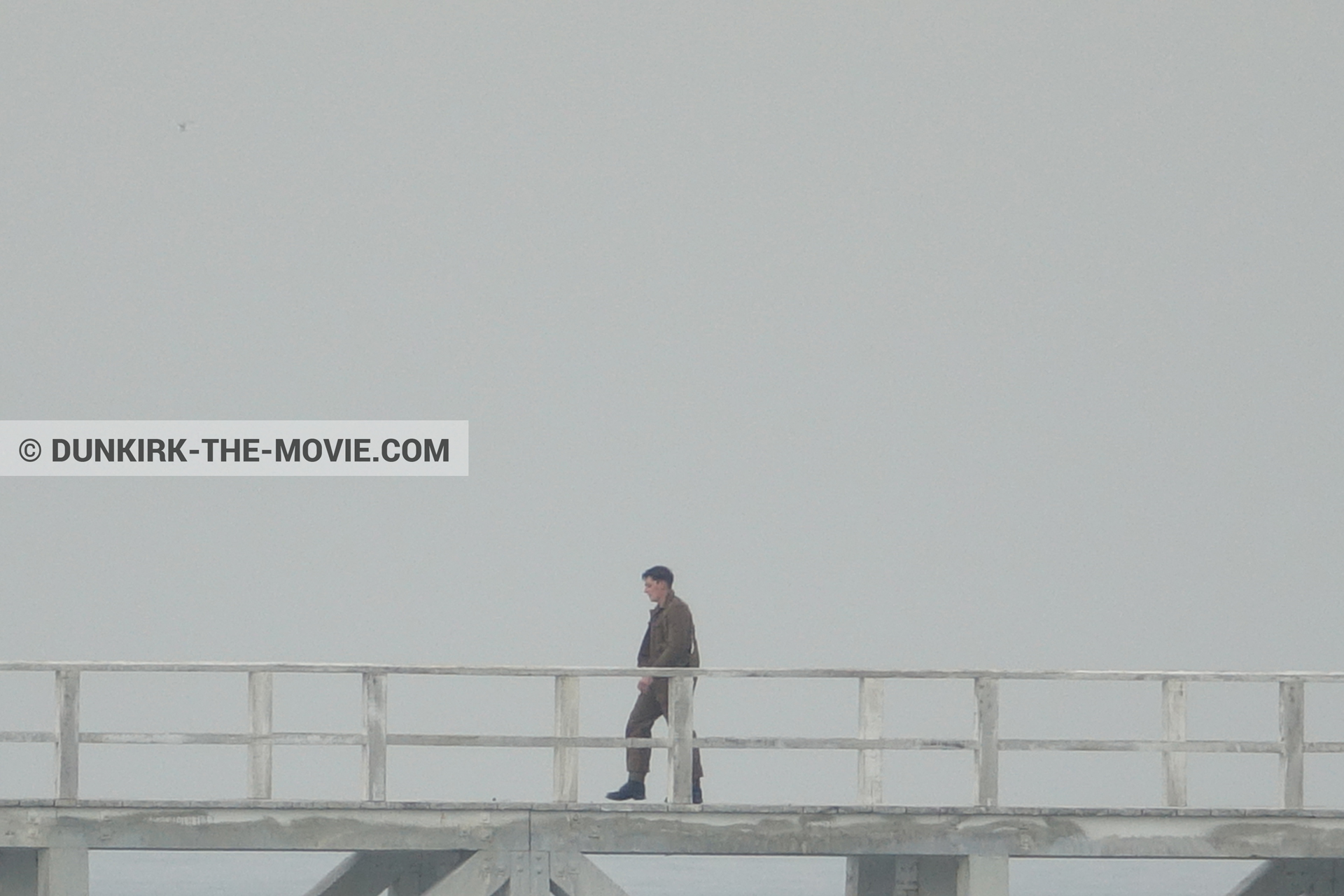 Photo avec acteur, ciel gris, jetée EST,  des dessous du Film Dunkerque de Nolan