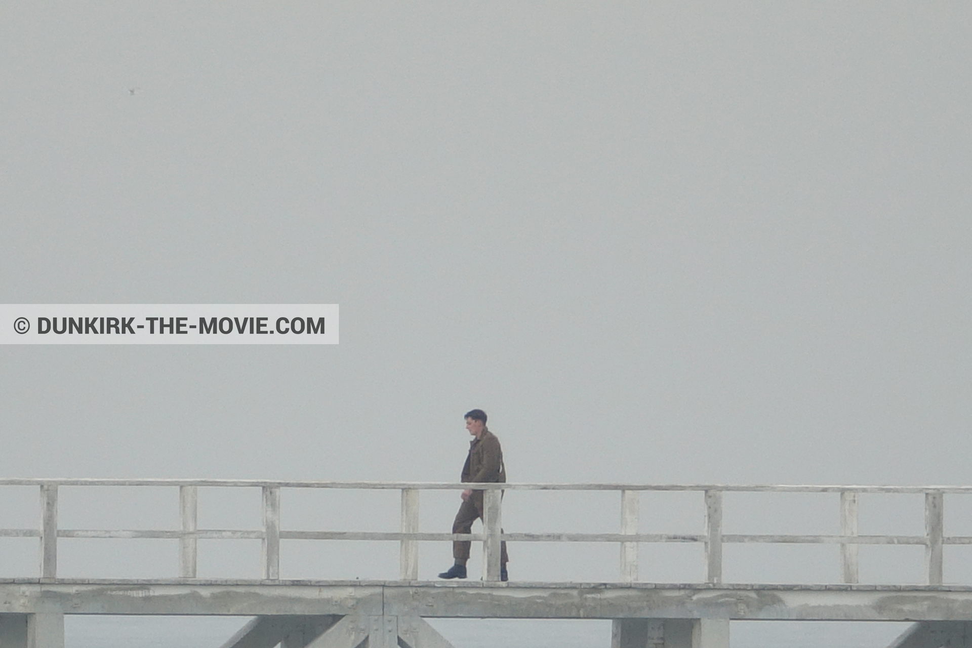 Fotos con actor, cielo gris, muelle del ESTE,  durante el rodaje de la película Dunkerque de Nolan