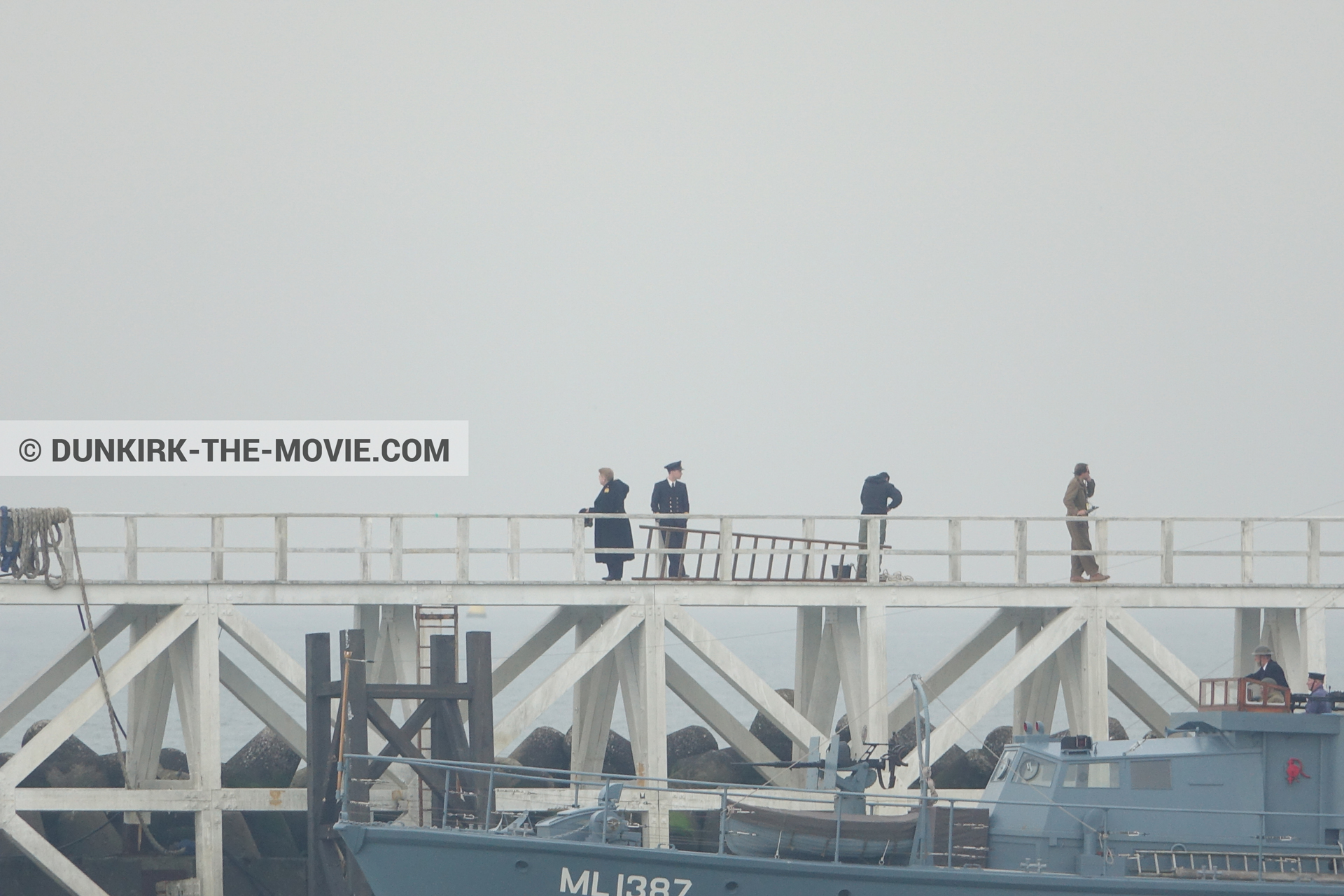 Fotos con actor, cielo gris, muelle del ESTE, Kenneth Branagh, equipo técnica,  durante el rodaje de la película Dunkerque de Nolan