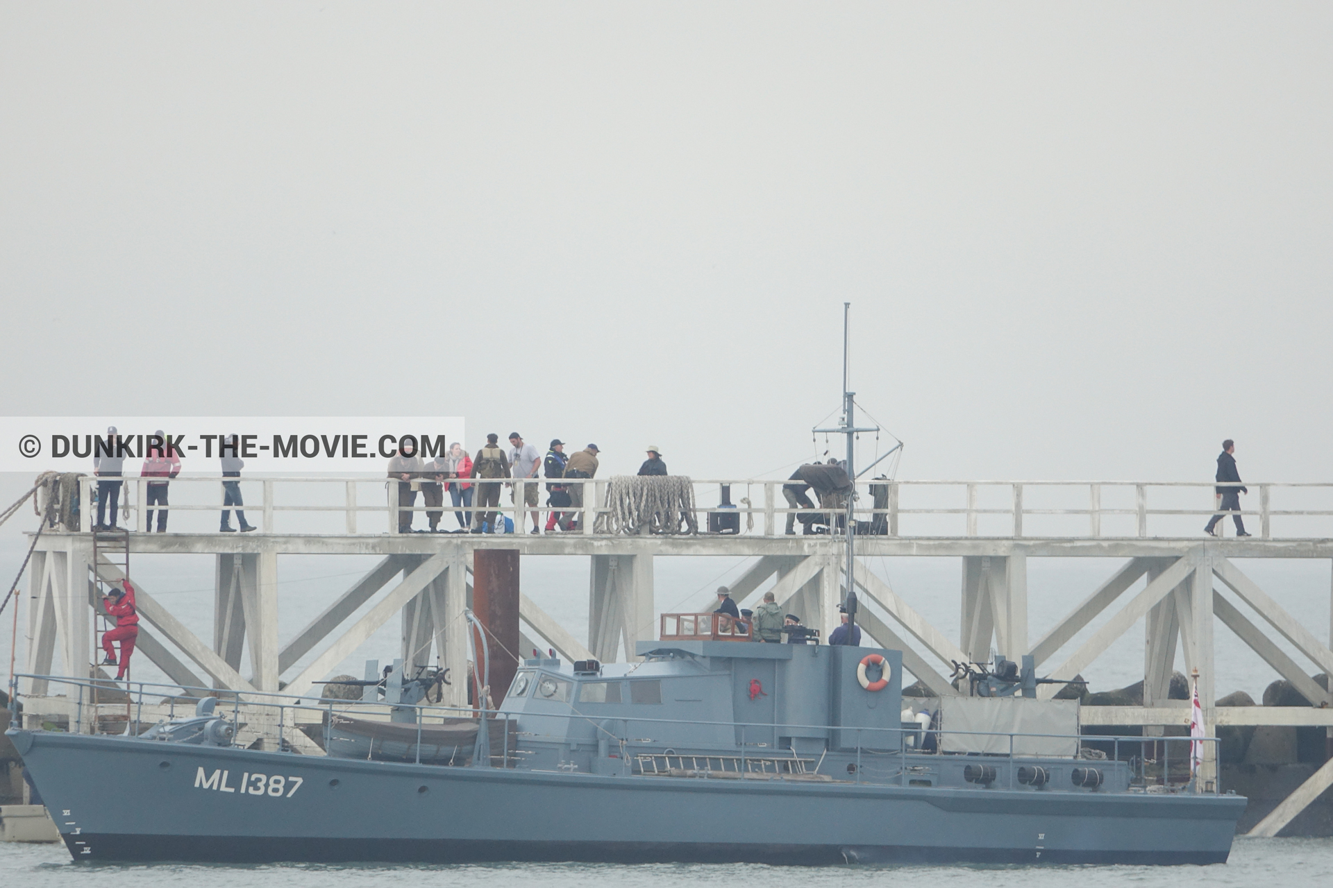 Photo avec acteur, ciel gris, HMS Medusa - ML1387, jetée EST, équipe technique,  des dessous du Film Dunkerque de Nolan