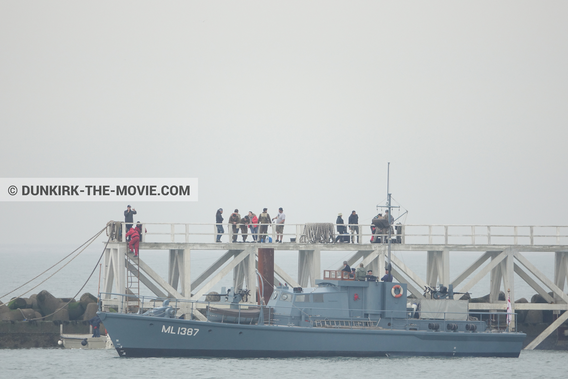 Fotos con actor, cielo gris, HMS Medusa - ML1387, muelle del ESTE, equipo técnica,  durante el rodaje de la película Dunkerque de Nolan