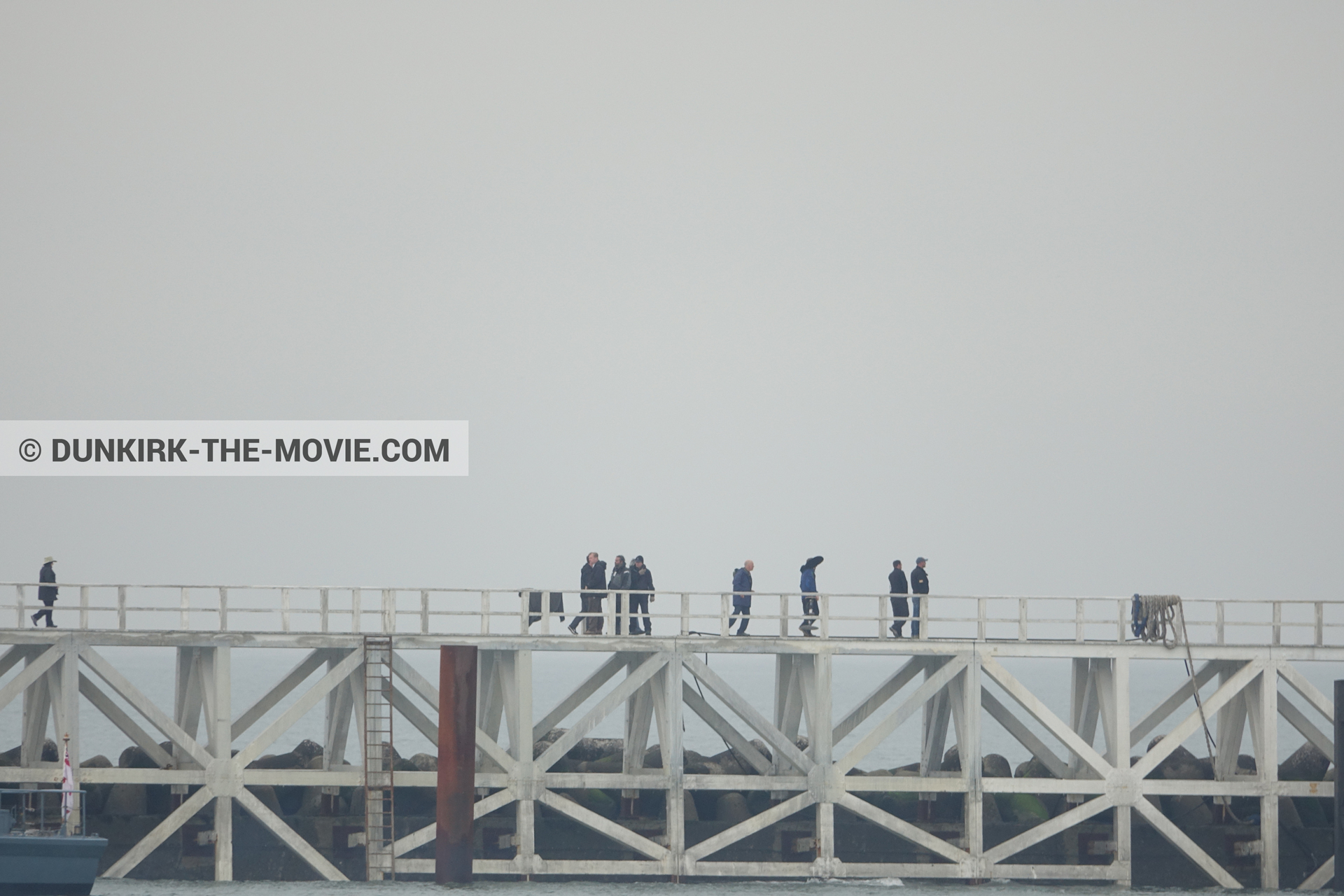 Fotos con cielo gris, muelle del ESTE, equipo técnica,  durante el rodaje de la película Dunkerque de Nolan