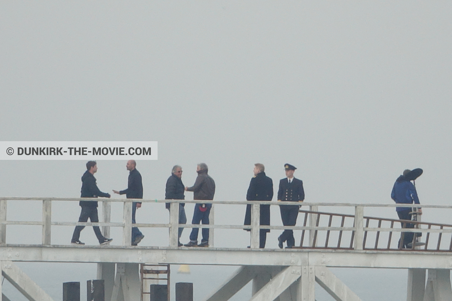 Fotos con actor, cielo gris, muelle del ESTE, Kenneth Branagh, equipo técnica, Nilo Otero,  durante el rodaje de la película Dunkerque de Nolan
