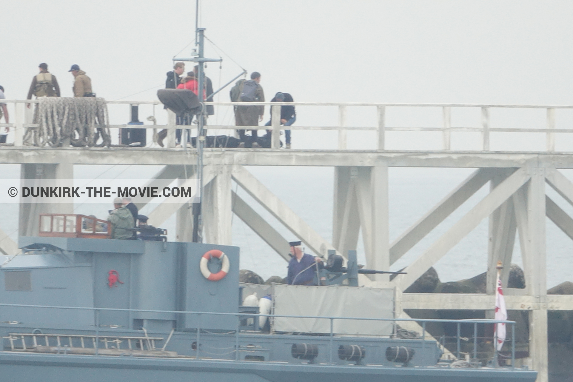 Fotos con actor, barco, cielo gris, HMS Medusa - ML1387, muelle del ESTE, equipo técnica,  durante el rodaje de la película Dunkerque de Nolan