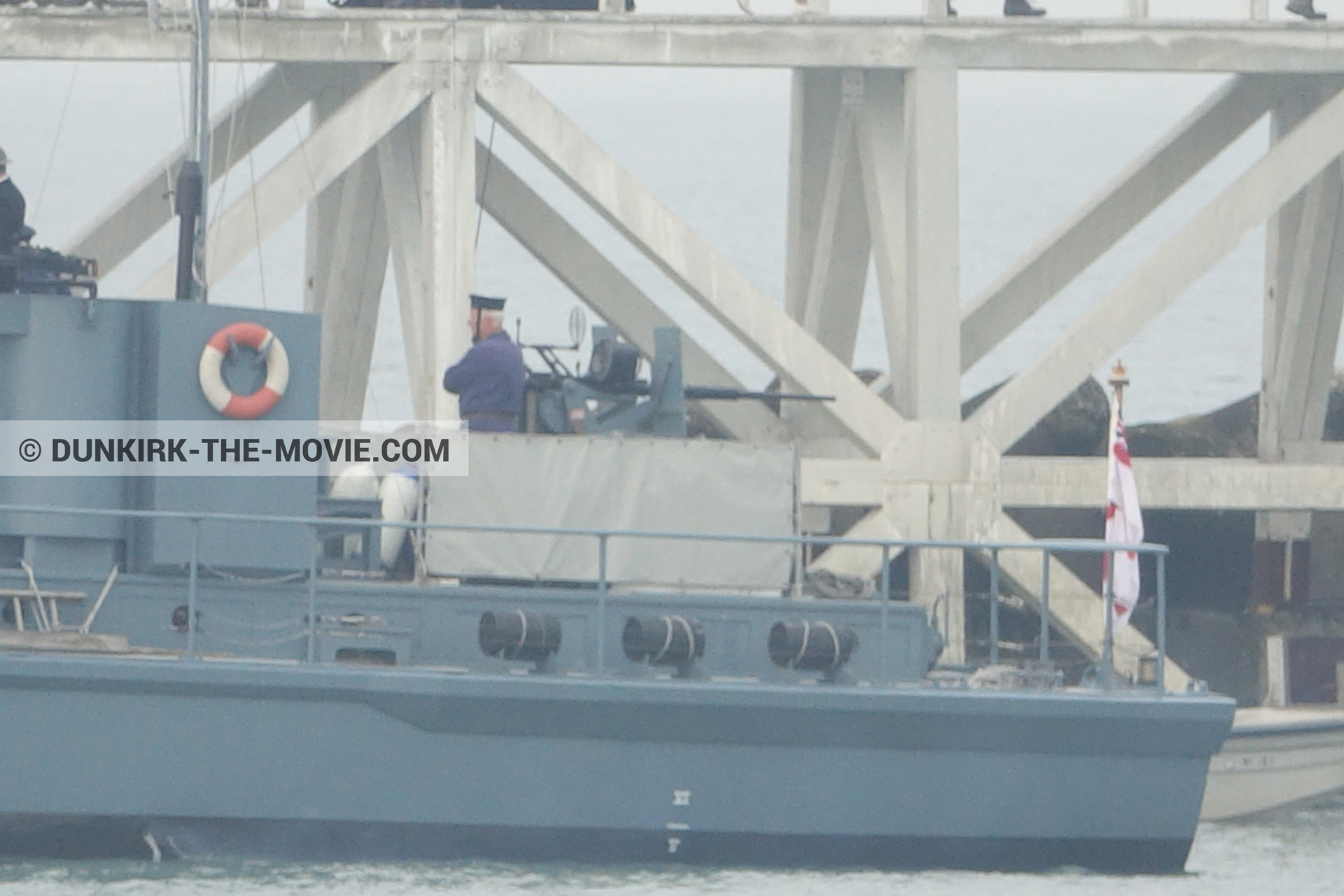 Fotos con barco, cielo gris, extras, HMS Medusa - ML1387, muelle del ESTE,  durante el rodaje de la película Dunkerque de Nolan