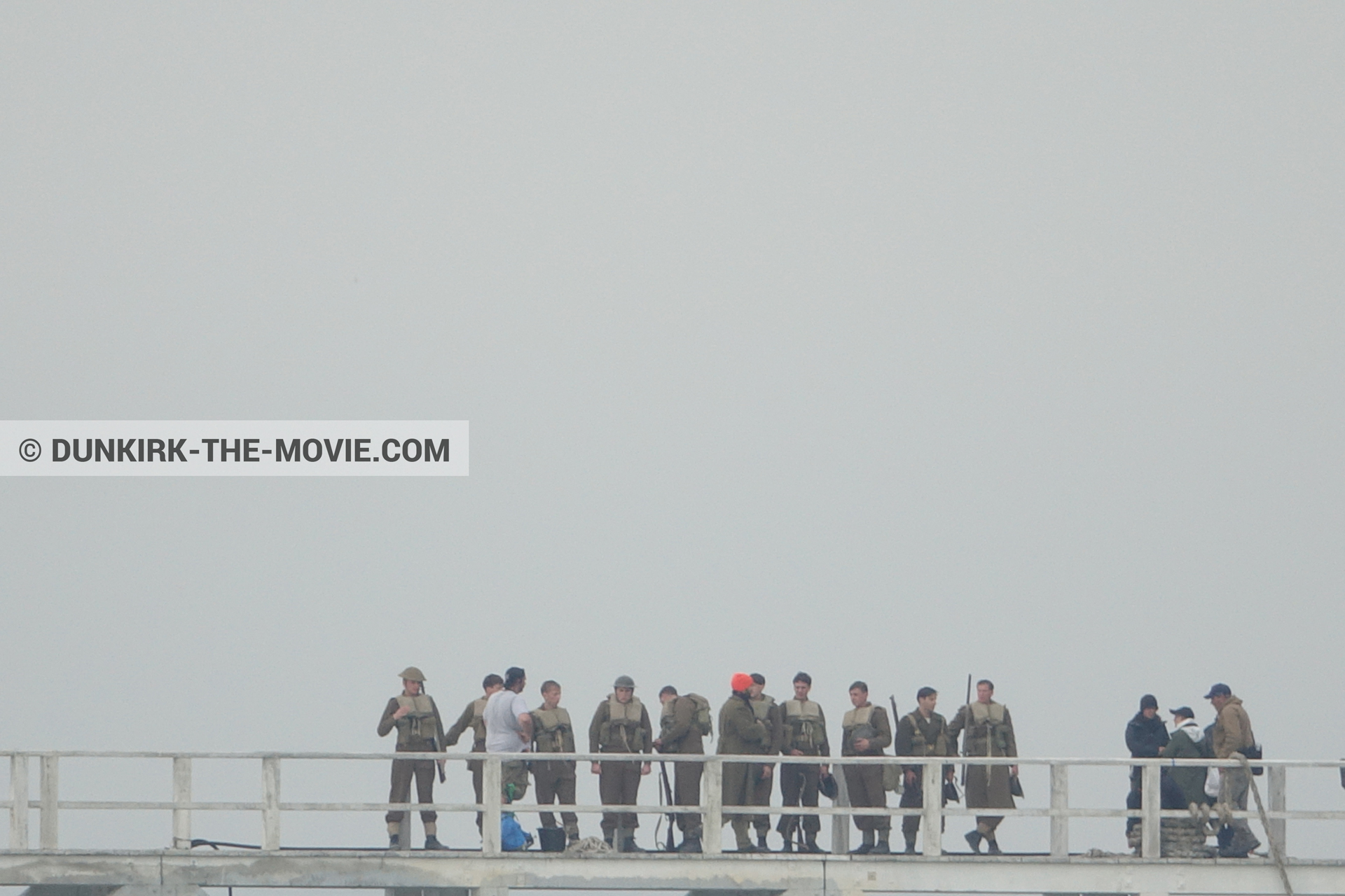 Fotos con actor, cielo gris, extras, muelle del ESTE, equipo técnica,  durante el rodaje de la película Dunkerque de Nolan