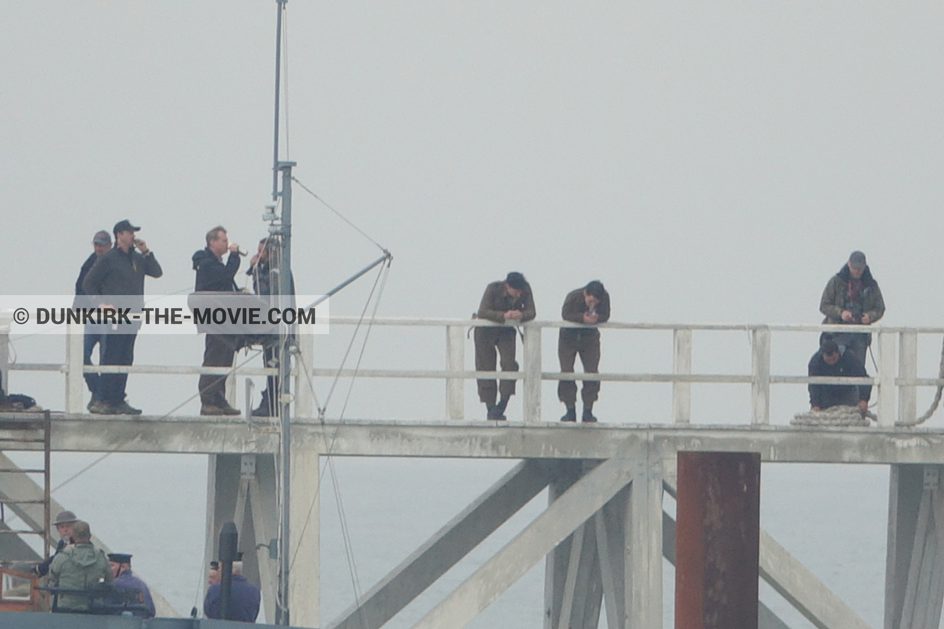 Fotos con actor, cielo gris, extras, HMS Medusa - ML1387, Hoyte van Hoytema, muelle del ESTE, Christopher Nolan,  durante el rodaje de la película Dunkerque de Nolan