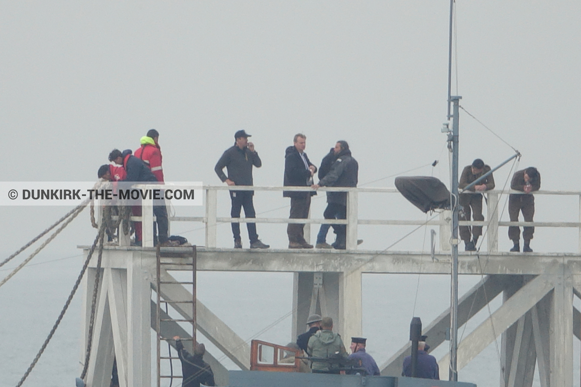 Fotos con actor, cielo gris, extras, HMS Medusa - ML1387, Hoyte van Hoytema, muelle del ESTE, Christopher Nolan,  durante el rodaje de la película Dunkerque de Nolan
