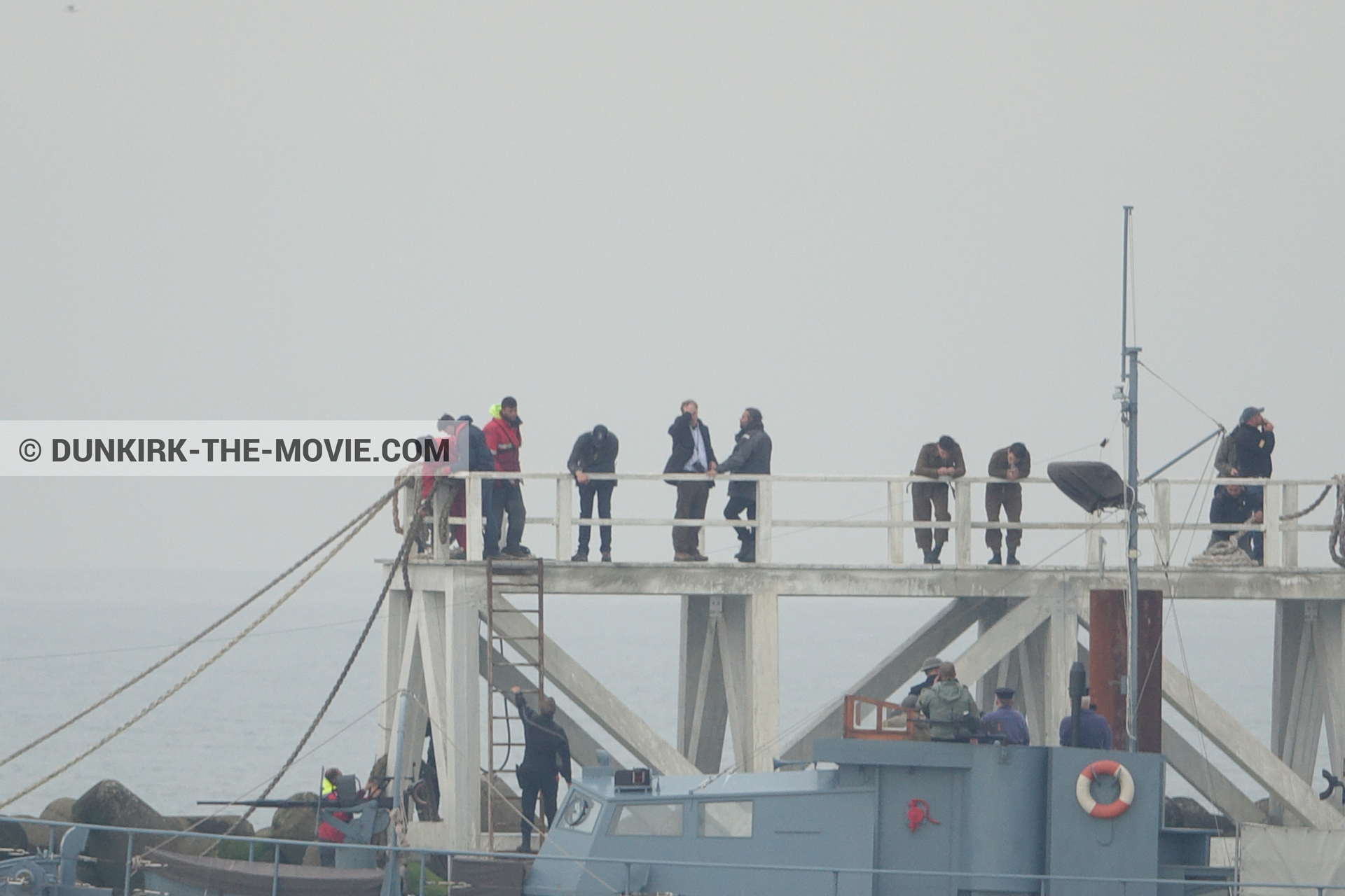 Photo avec acteur, ciel gris, figurants, HMS Medusa - ML1387, Hoyte van Hoytema, jetée EST, Christopher Nolan,  des dessous du Film Dunkerque de Nolan