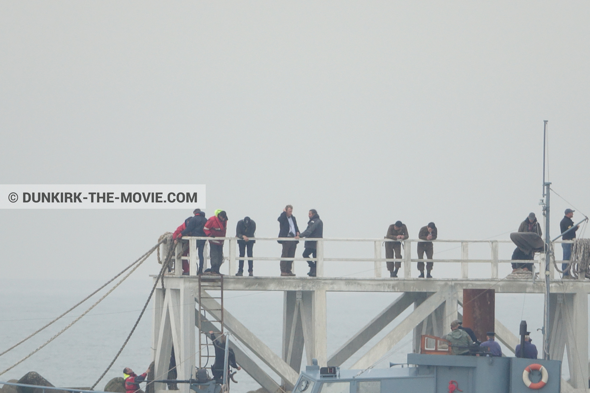 Photo avec acteur, ciel gris, figurants, HMS Medusa - ML1387, Hoyte van Hoytema, jetée EST, Christopher Nolan,  des dessous du Film Dunkerque de Nolan