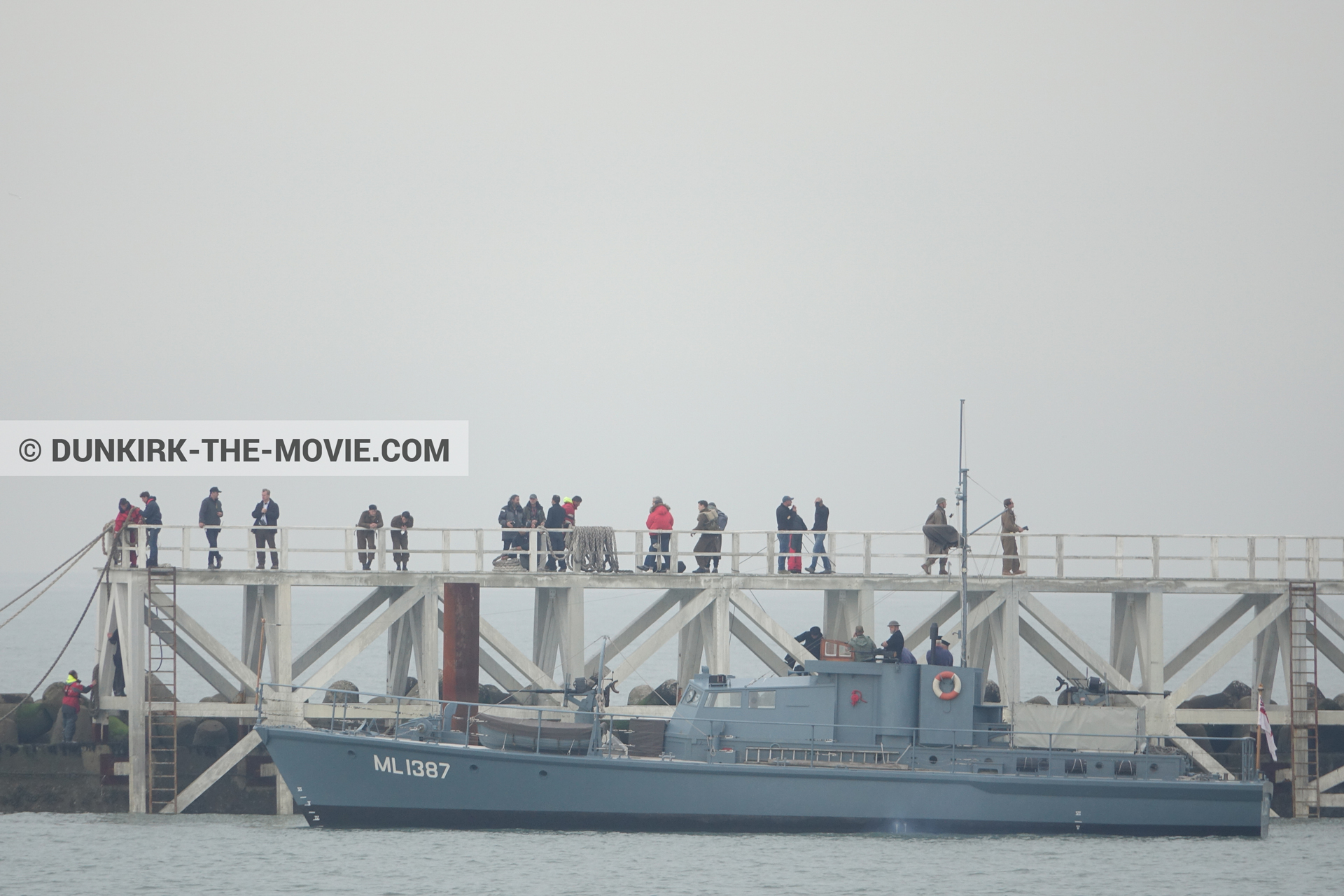 Fotos con cielo gris, HMS Medusa - ML1387, muelle del ESTE,  durante el rodaje de la película Dunkerque de Nolan