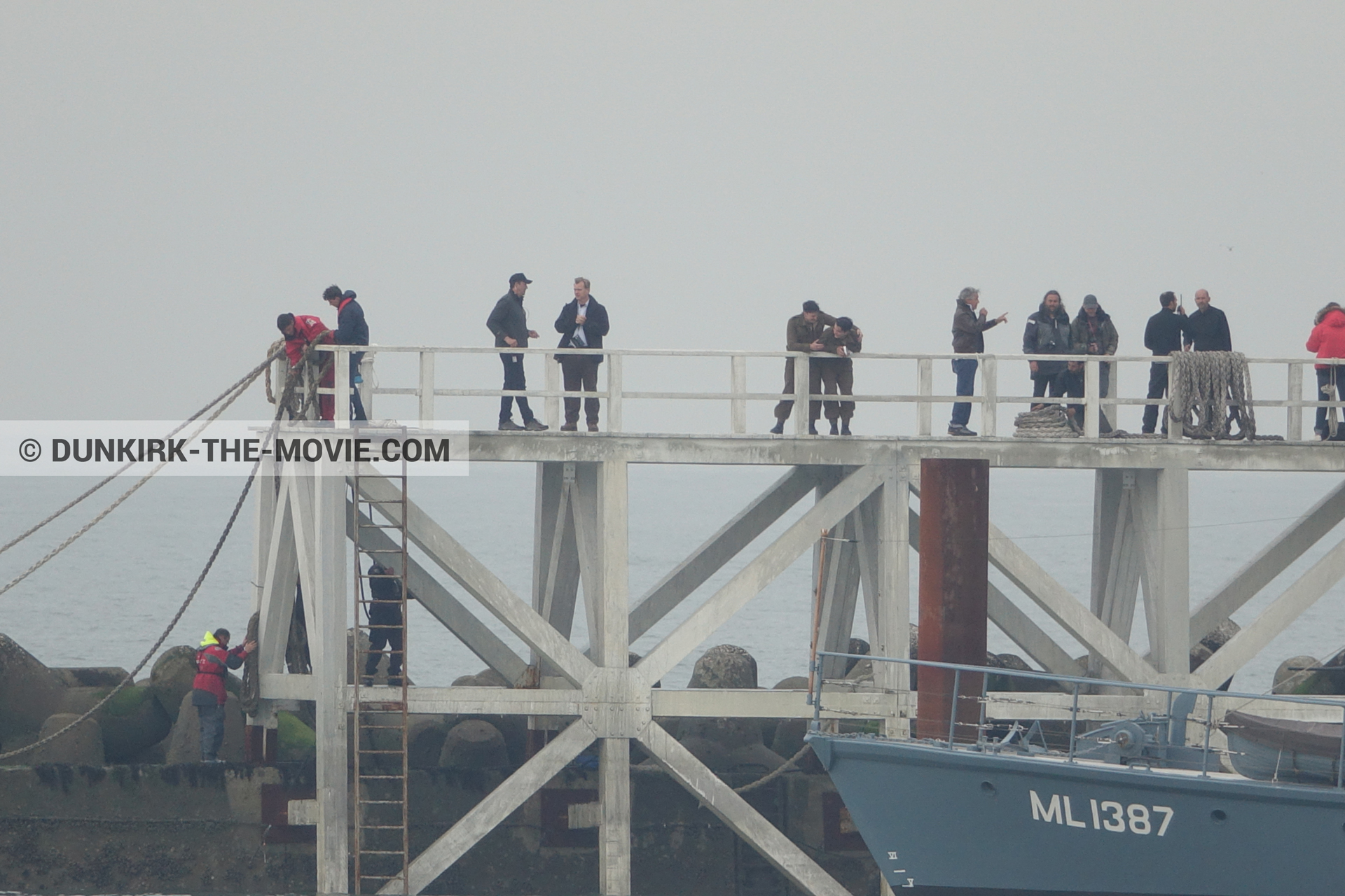 Photo avec acteur, ciel gris, figurants, HMS Medusa - ML1387, Hoyte van Hoytema, jetÃ©e EST, Christopher Nolan, Nilo Otero,  des dessous du Film Dunkerque de Nolan