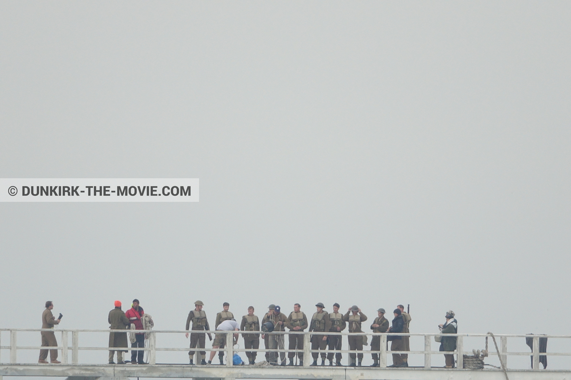 Fotos con actor, cielo gris, extras, muelle del ESTE,  durante el rodaje de la película Dunkerque de Nolan