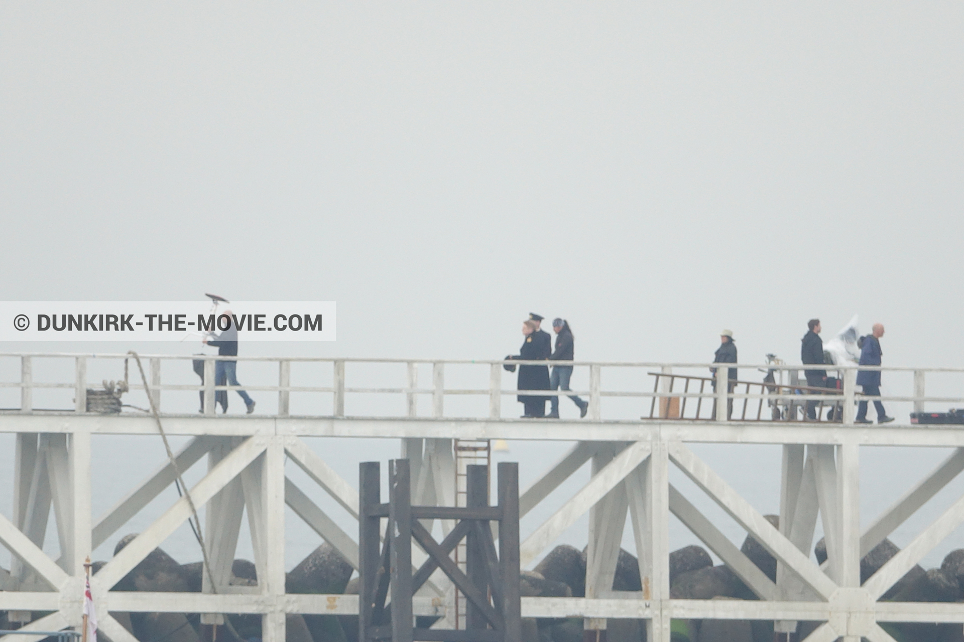 Fotos con cielo gris, muelle del ESTE, Kenneth Branagh, equipo técnica,  durante el rodaje de la película Dunkerque de Nolan