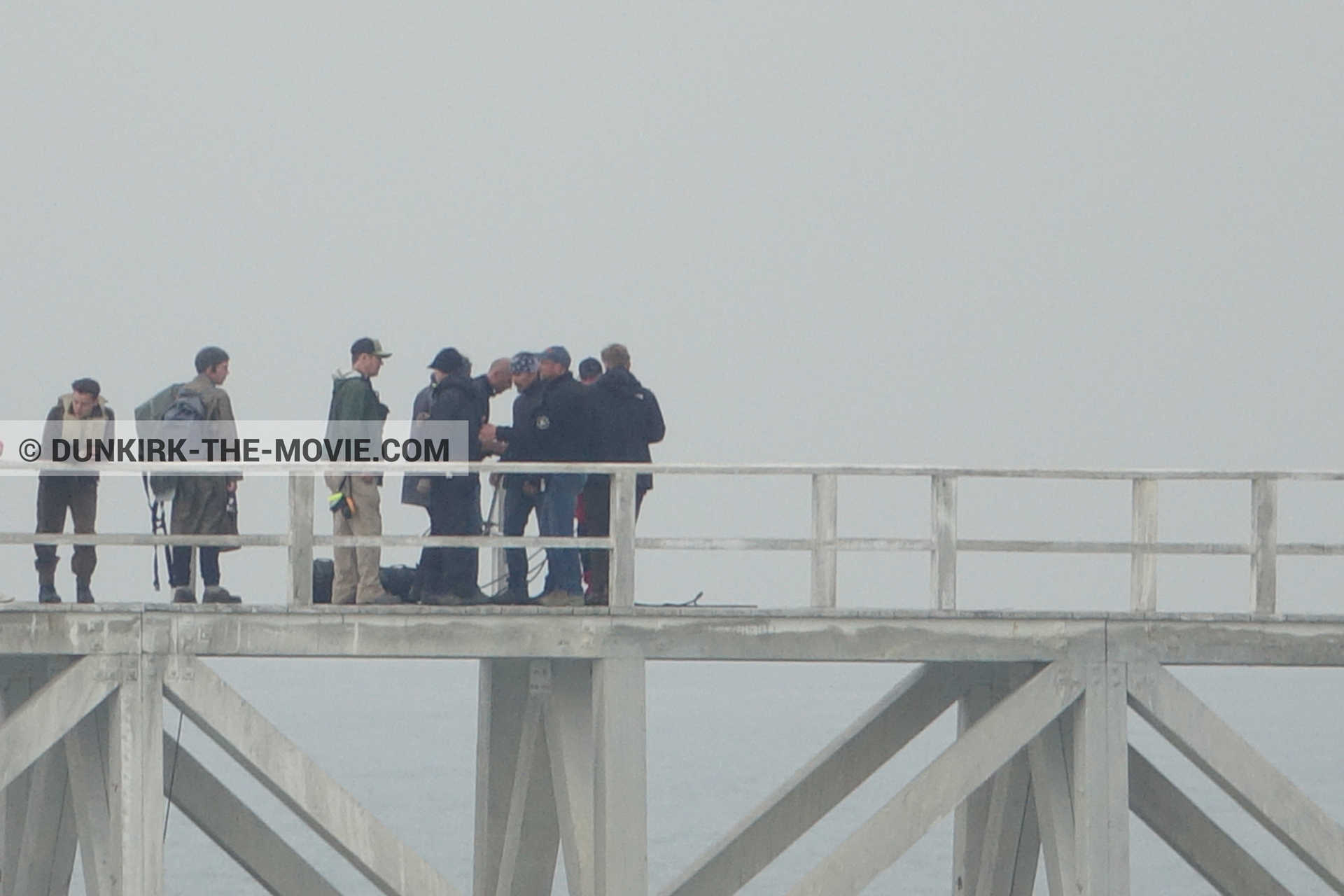 Fotos con actor, cielo gris, muelle del ESTE, equipo técnica,  durante el rodaje de la película Dunkerque de Nolan