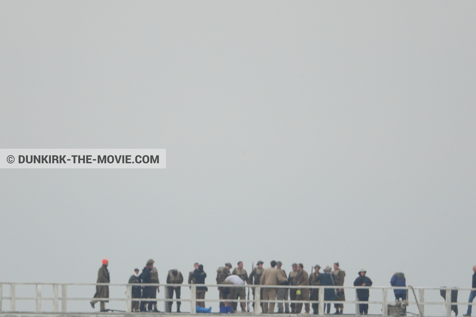 Fotos con cielo gris, extras, muelle del ESTE, equipo técnica,  durante el rodaje de la película Dunkerque de Nolan