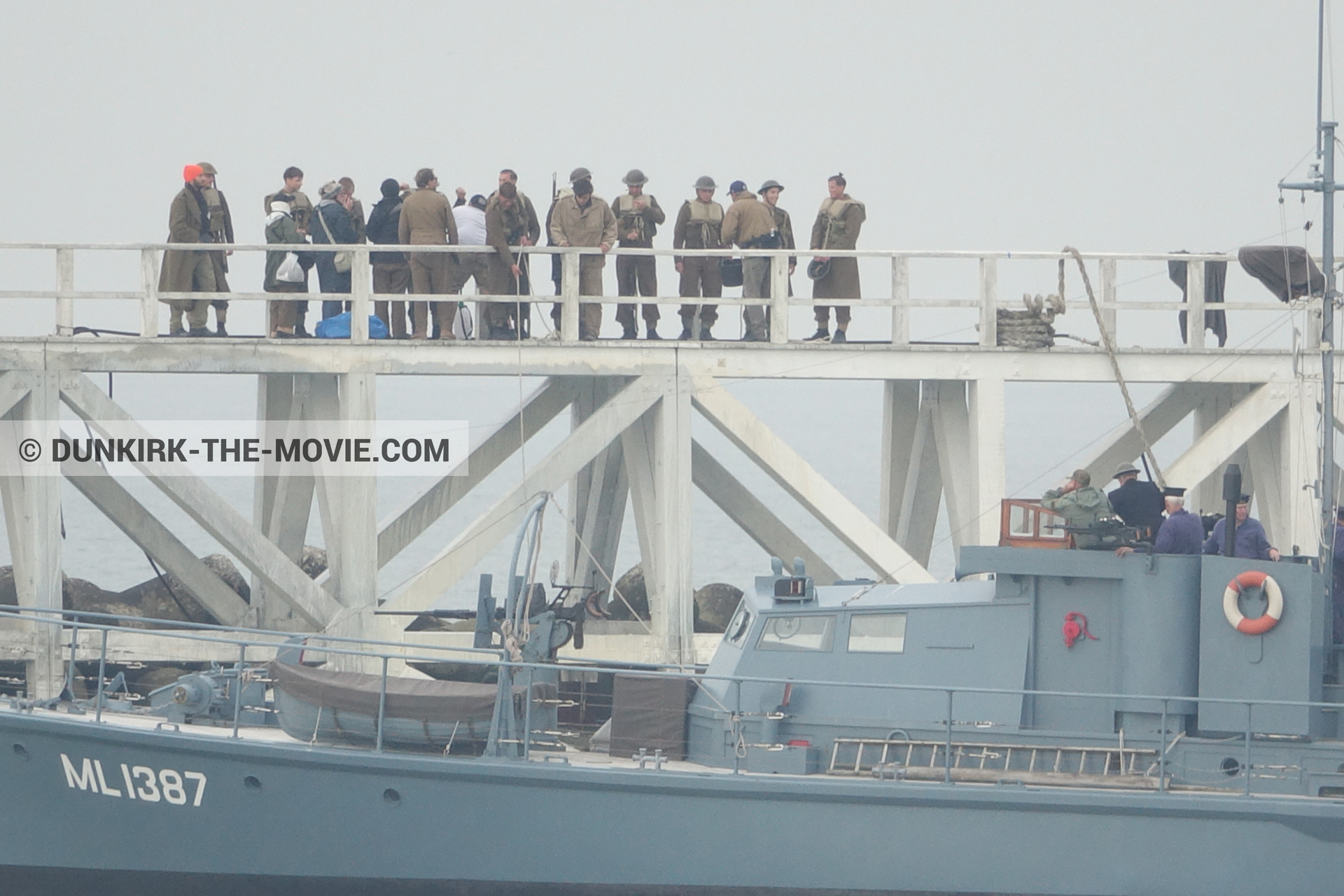 Fotos con cielo gris, extras, HMS Medusa - ML1387, muelle del ESTE, equipo técnica,  durante el rodaje de la película Dunkerque de Nolan
