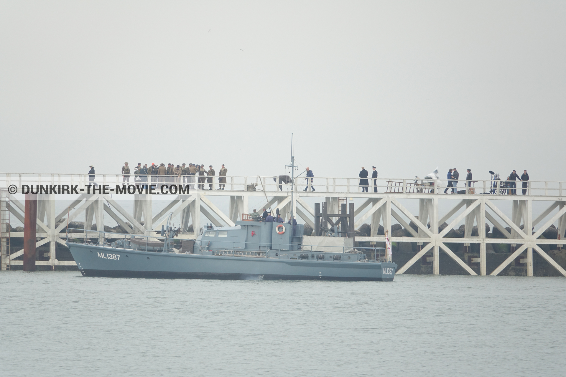 Fotos con cielo gris, HMS Medusa - ML1387, muelle del ESTE, Kenneth Branagh, mares calma, equipo técnica,  durante el rodaje de la película Dunkerque de Nolan