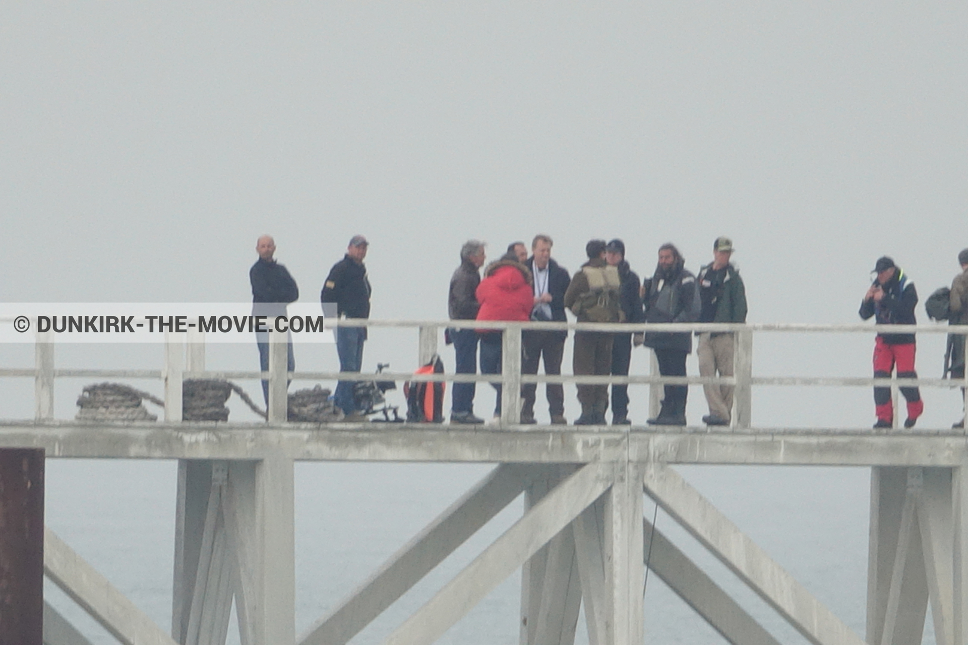 Fotos con actor, cielo gris, Hoyte van Hoytema, muelle del ESTE, Christopher Nolan, equipo técnica,  durante el rodaje de la película Dunkerque de Nolan
