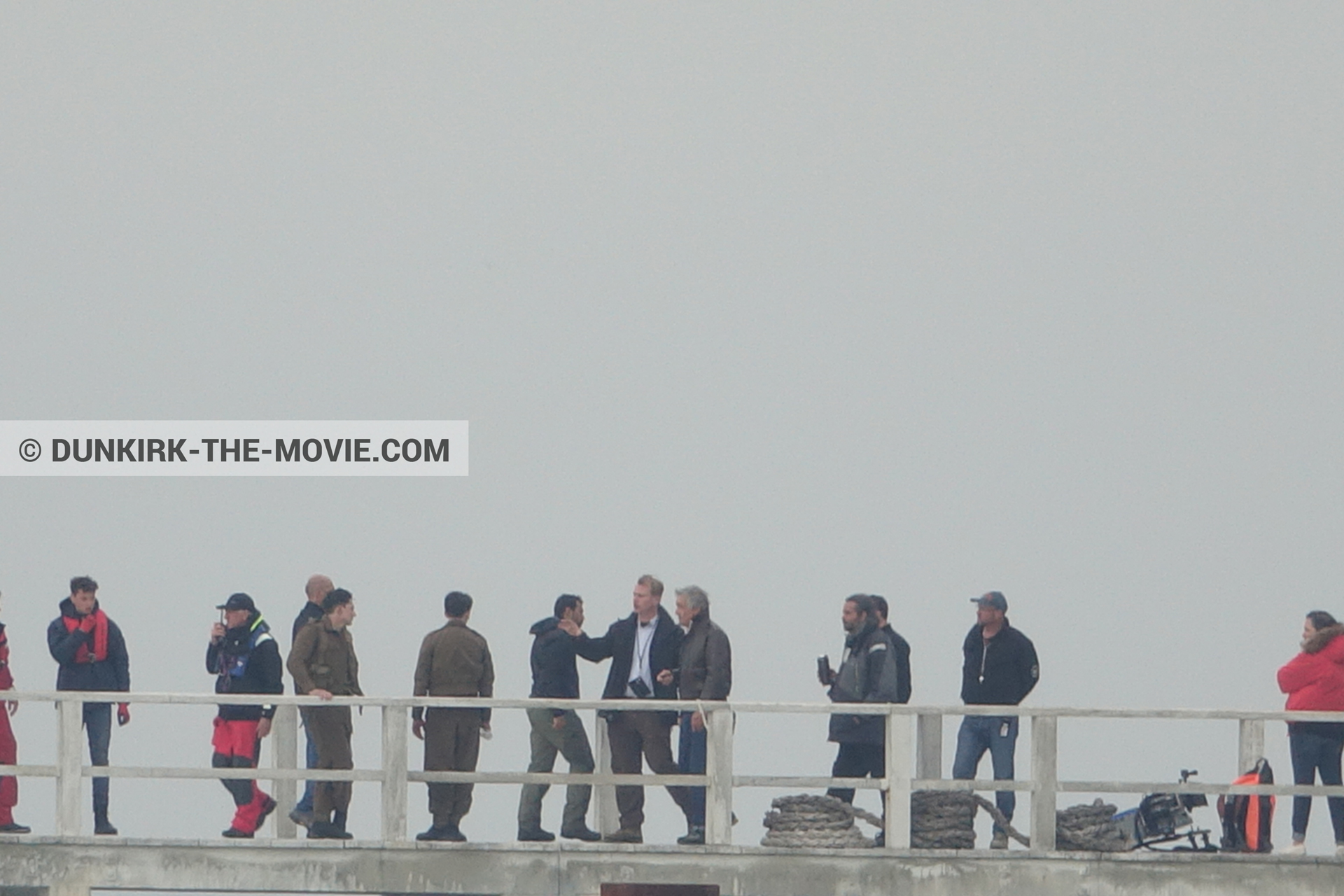 Fotos con actor, cielo gris, Hoyte van Hoytema, muelle del ESTE, Christopher Nolan, Nilo Otero,  durante el rodaje de la película Dunkerque de Nolan