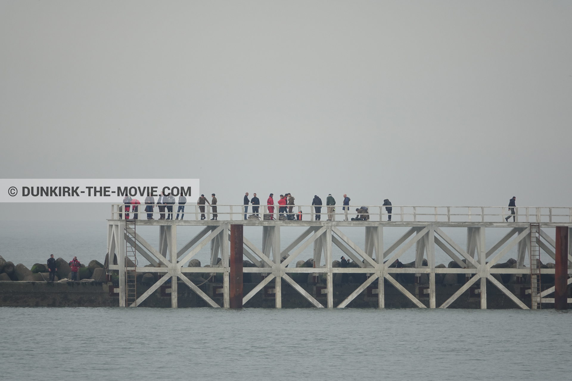Fotos con actor, cielo gris, Hoyte van Hoytema, muelle del ESTE, mares calma,  durante el rodaje de la película Dunkerque de Nolan