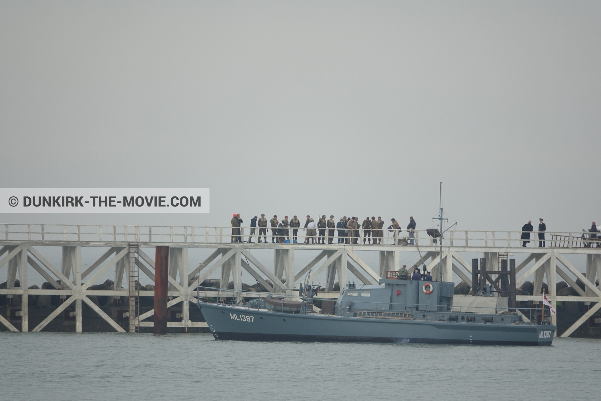 Photo avec acteur, ciel gris, figurants, HMS Medusa - ML1387, jetÃ©e EST, mer calme, Christopher Nolan,  des dessous du Film Dunkerque de Nolan